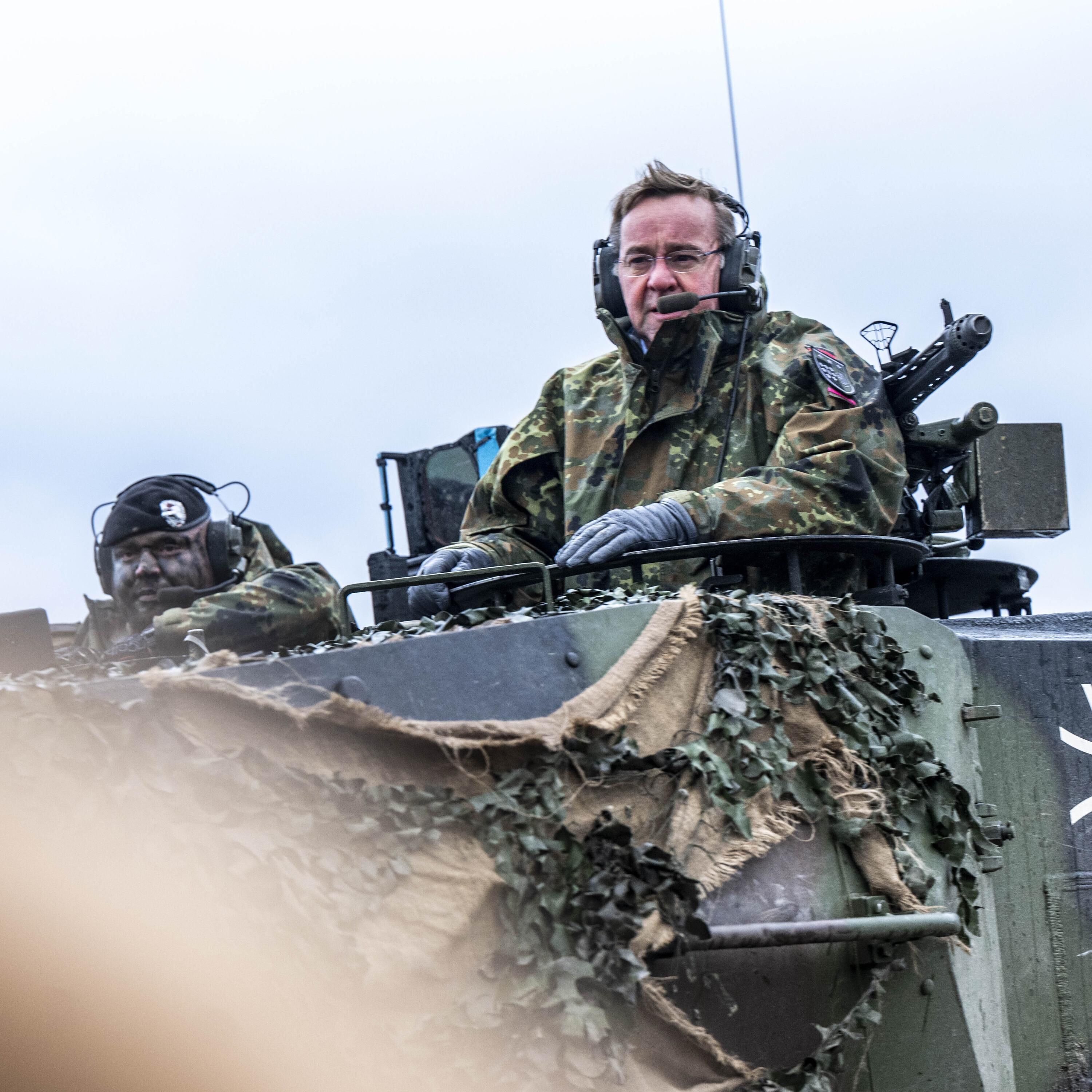 "Kann man Panzer noch betanken, wenn es immer weniger Tankstellen gibt?" - Kira Vinke (DGAP)