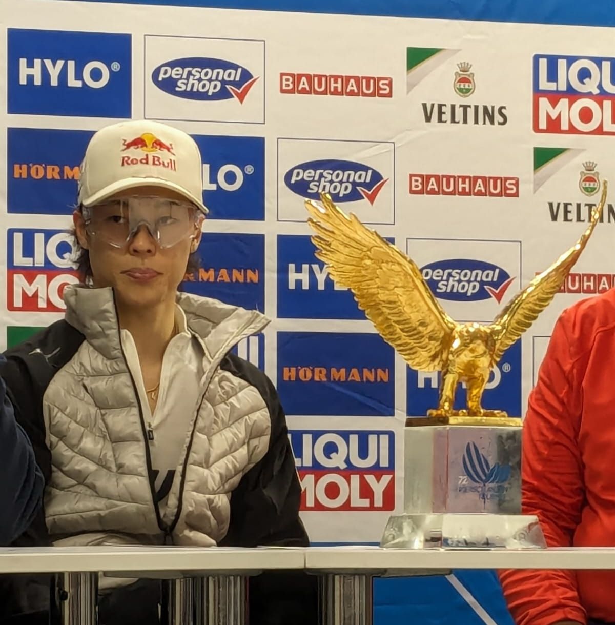 King "Cool"-bayashi schnappt sich den goldenen Adler