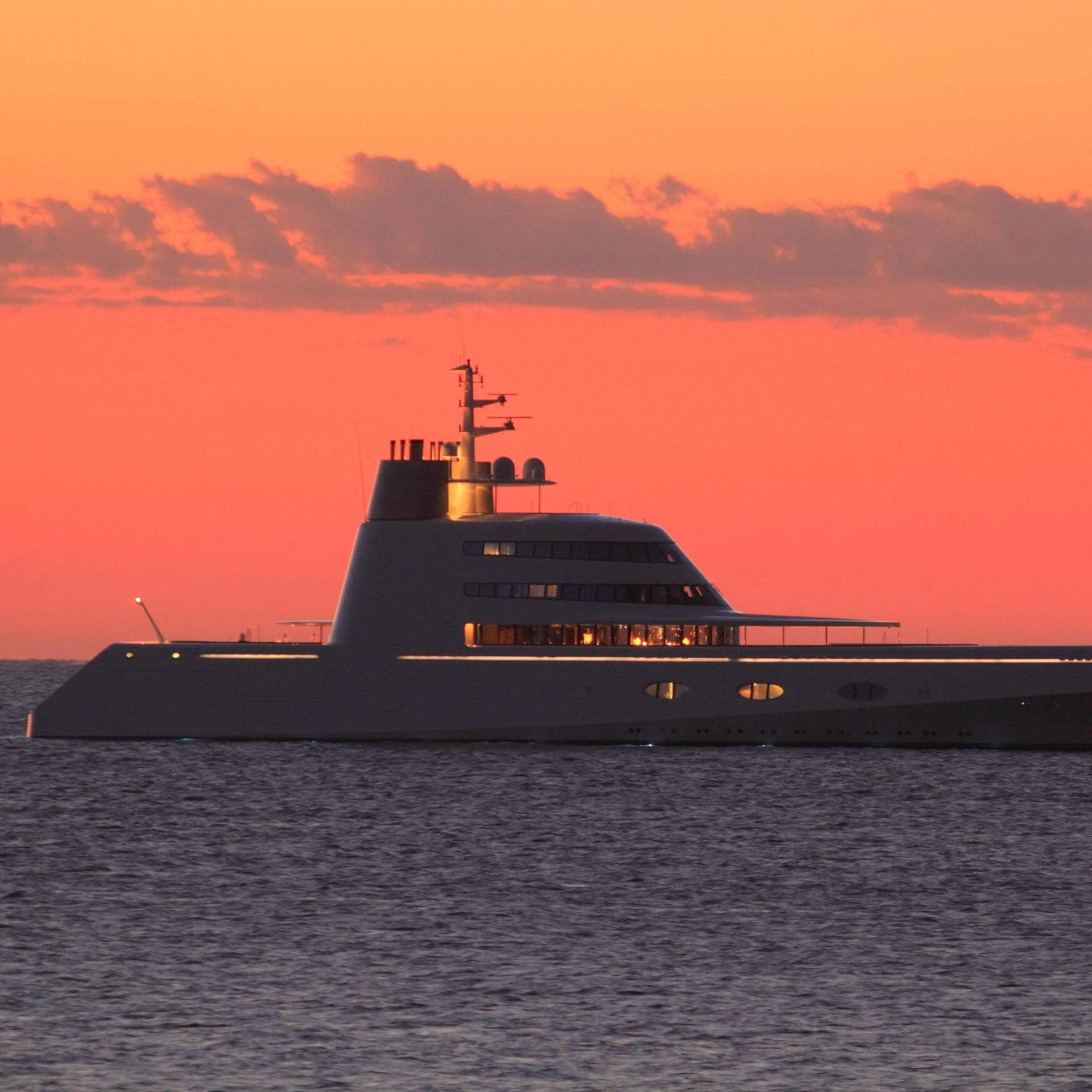 Krimi-Satire: Reichen-Virus auf hoher See - Lose the rich