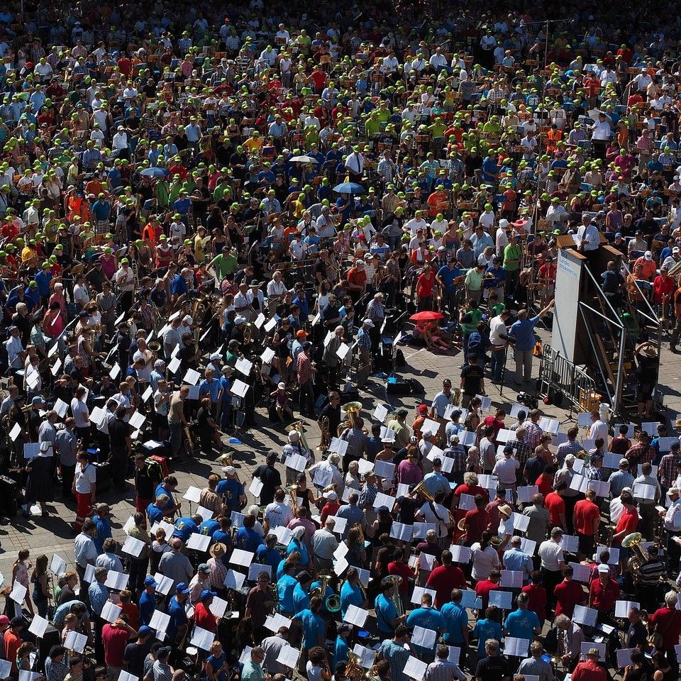 Leute rennen der Kirche die Bude ein, weil ein Gerücht umgeht