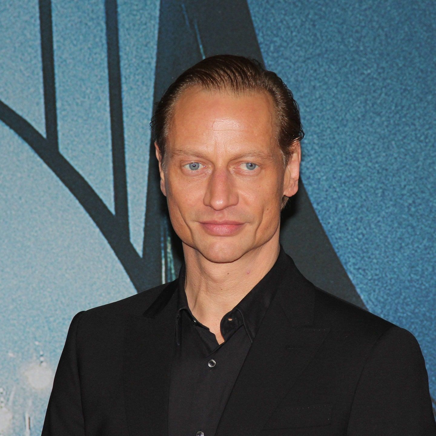 Liebe, Lügen, Lampenladen: Wie ein queerer Junge die Berliner Mauer überwand