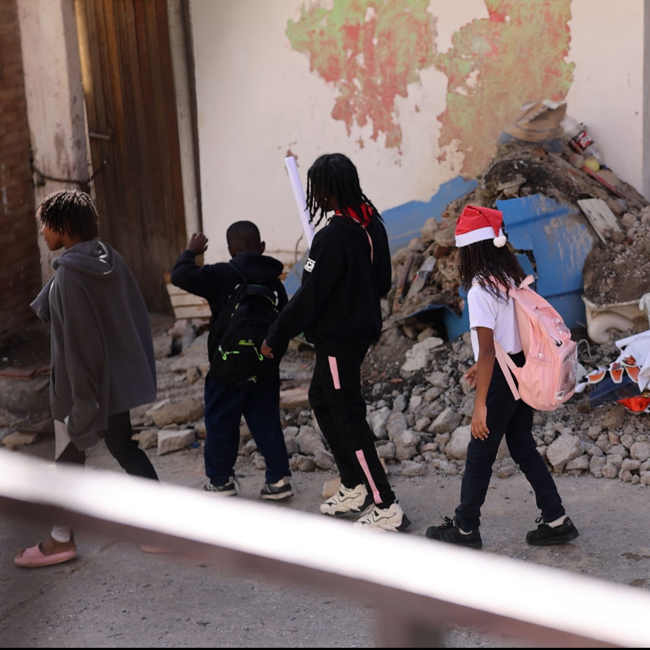 Los niños de Venezuela que dejan el juego para cargar cilindros de gas