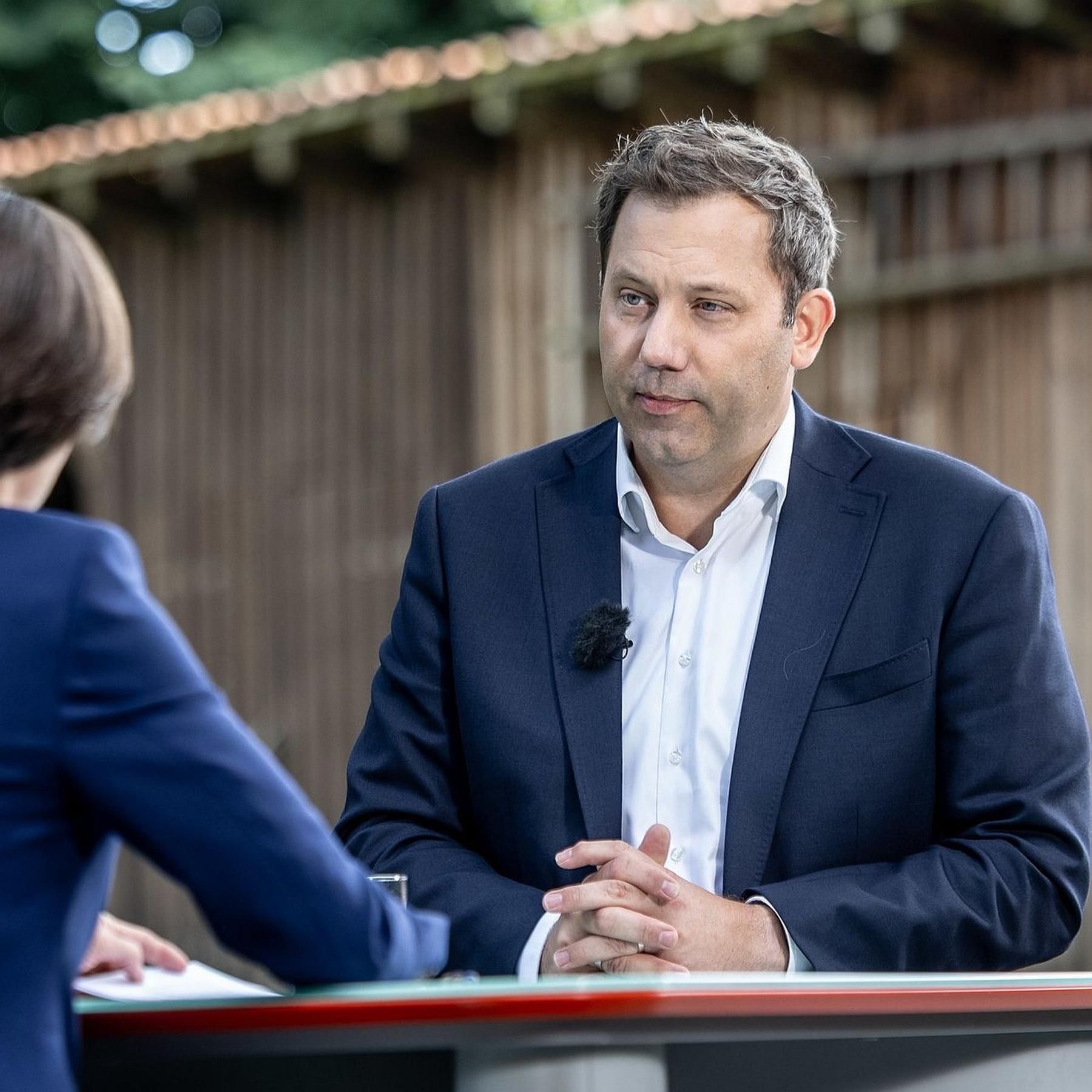 Lücke im Bundeshaushalt: Finanzminister Klingbeil schließt Steuererhöhungen nicht aus