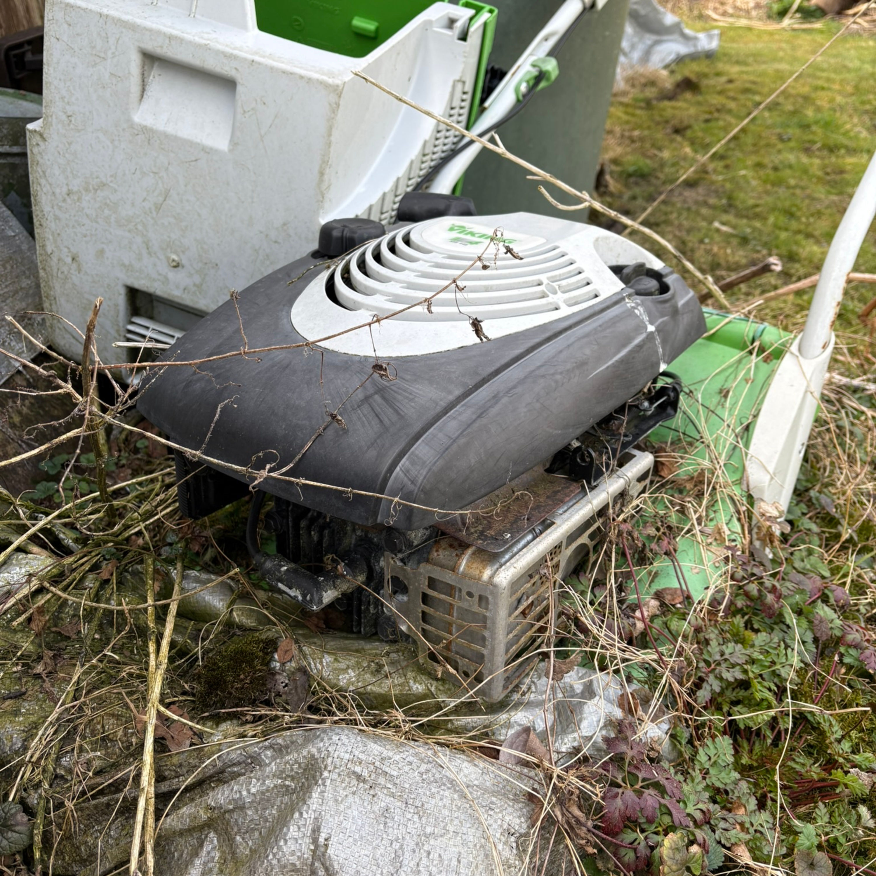 Mähroboter vs.Benziner-Rasenmähergeschichten