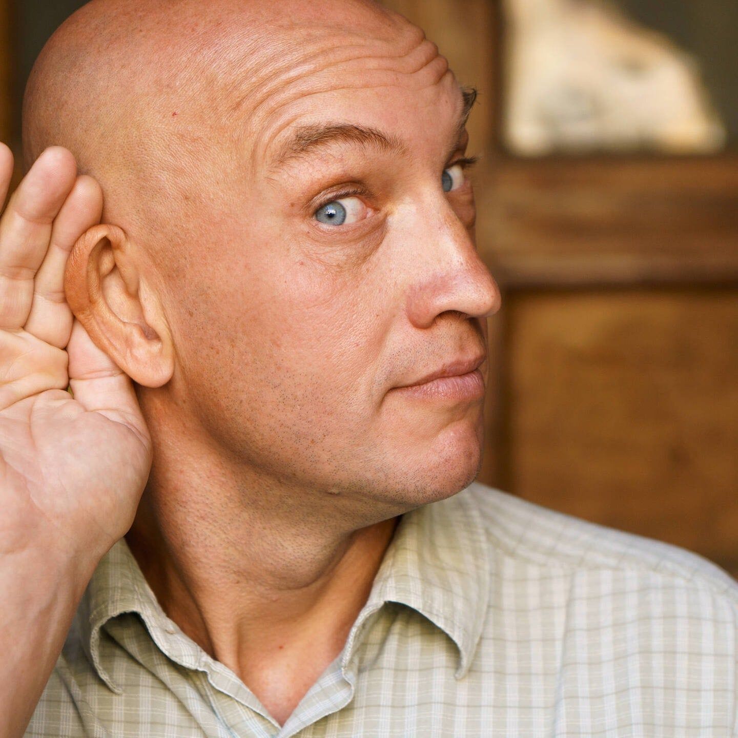 Männer beim Hörtest