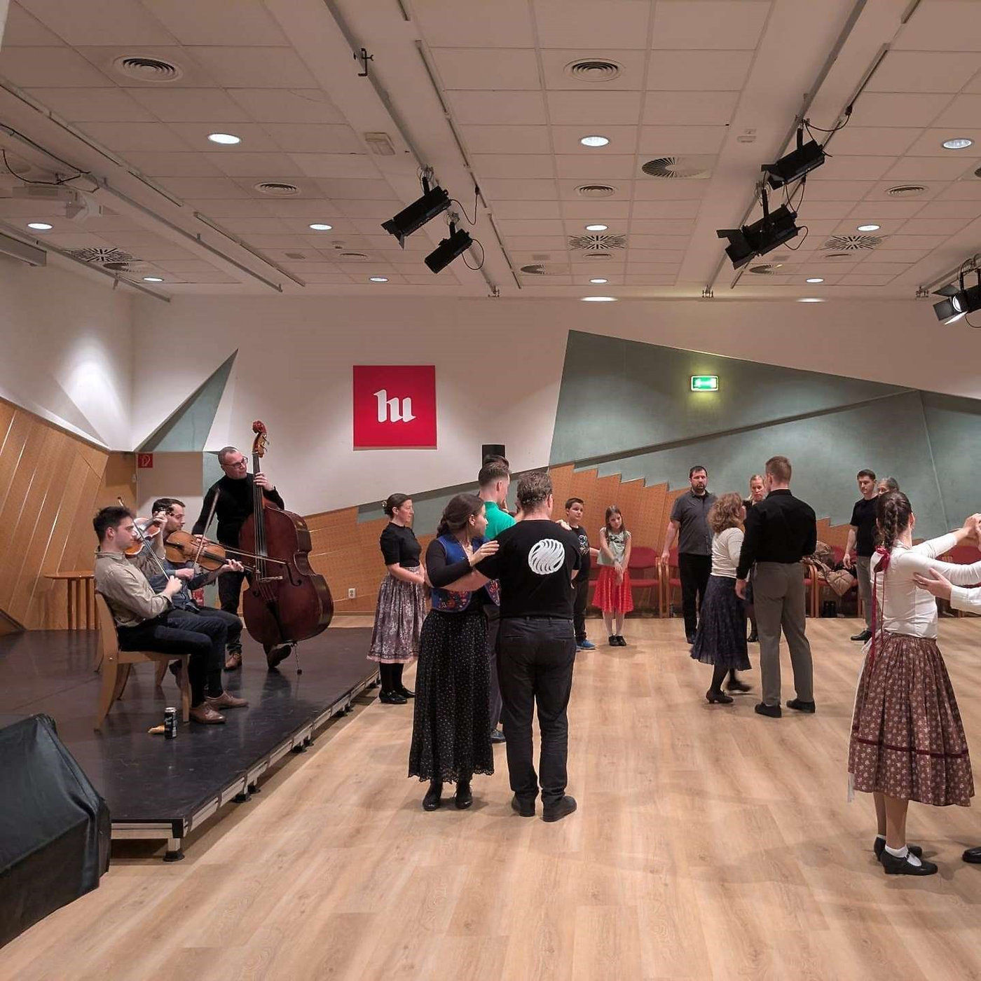 Mire tanít a néptánc?