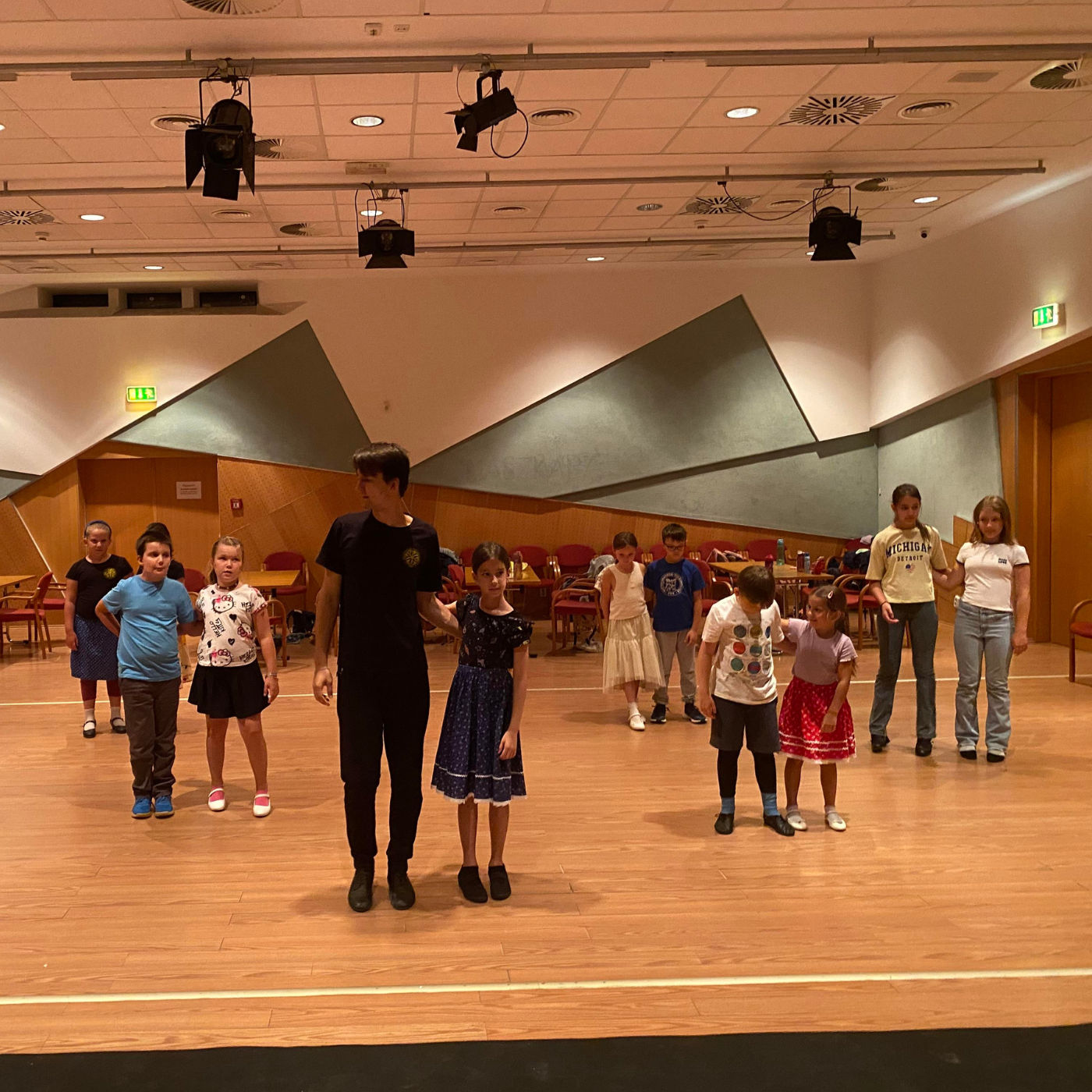 Miért népszerű a néptánc? A BMIE néptánctáborában jártunk