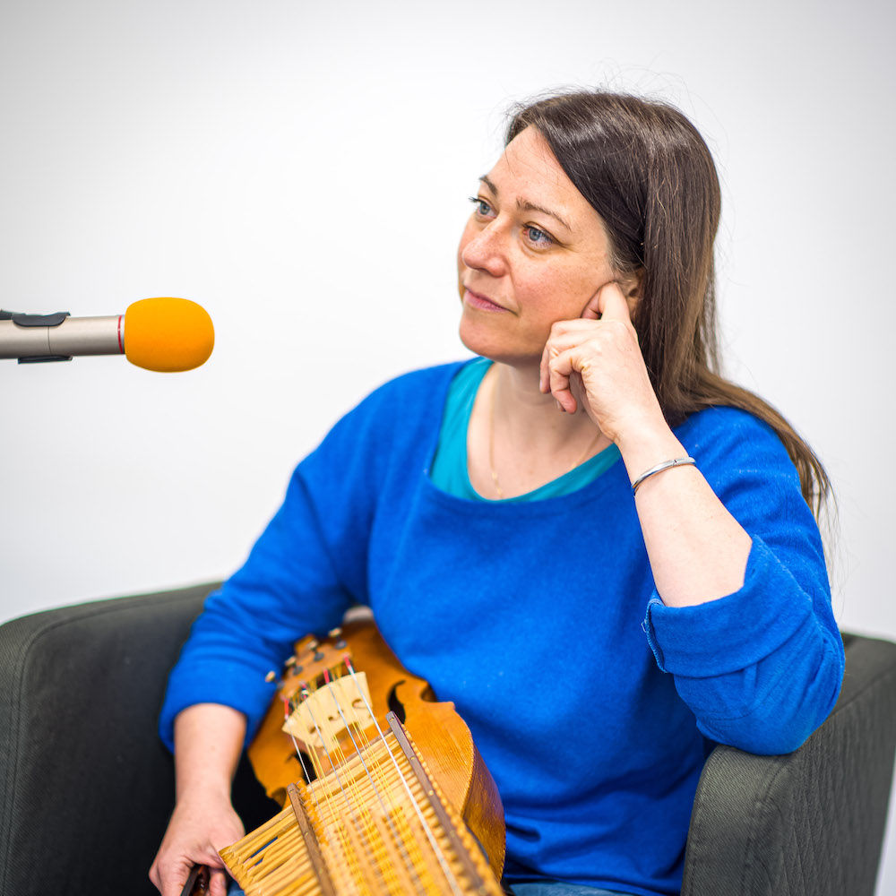 Mit der Nyckelharpa durch die Krise: Musikerin Jule Bauer setzt auf Stipendien