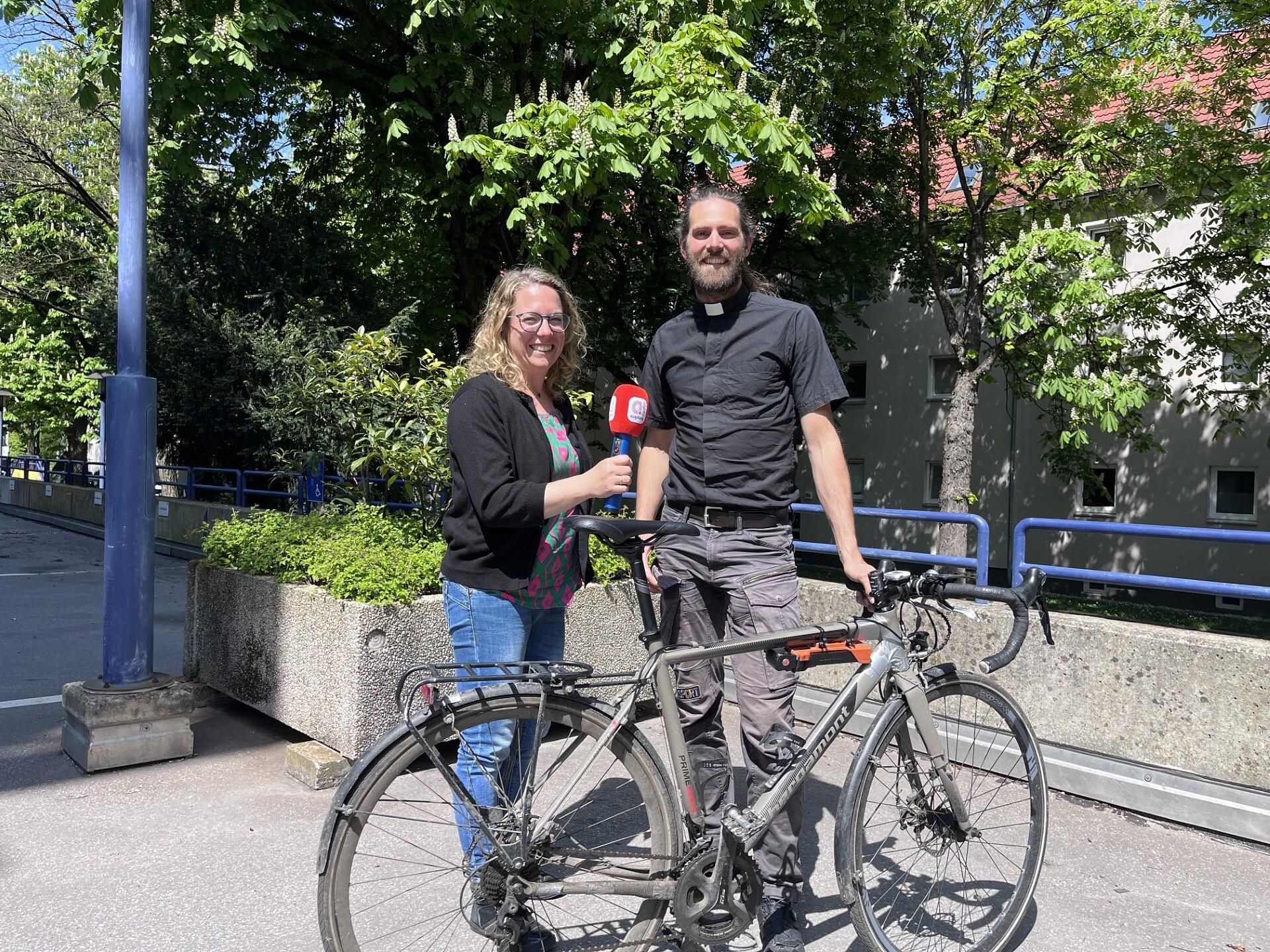 Mit Liegerad und Klettergurt hoch hinaus: Kaplan Roland Weber im Sonntagstalk