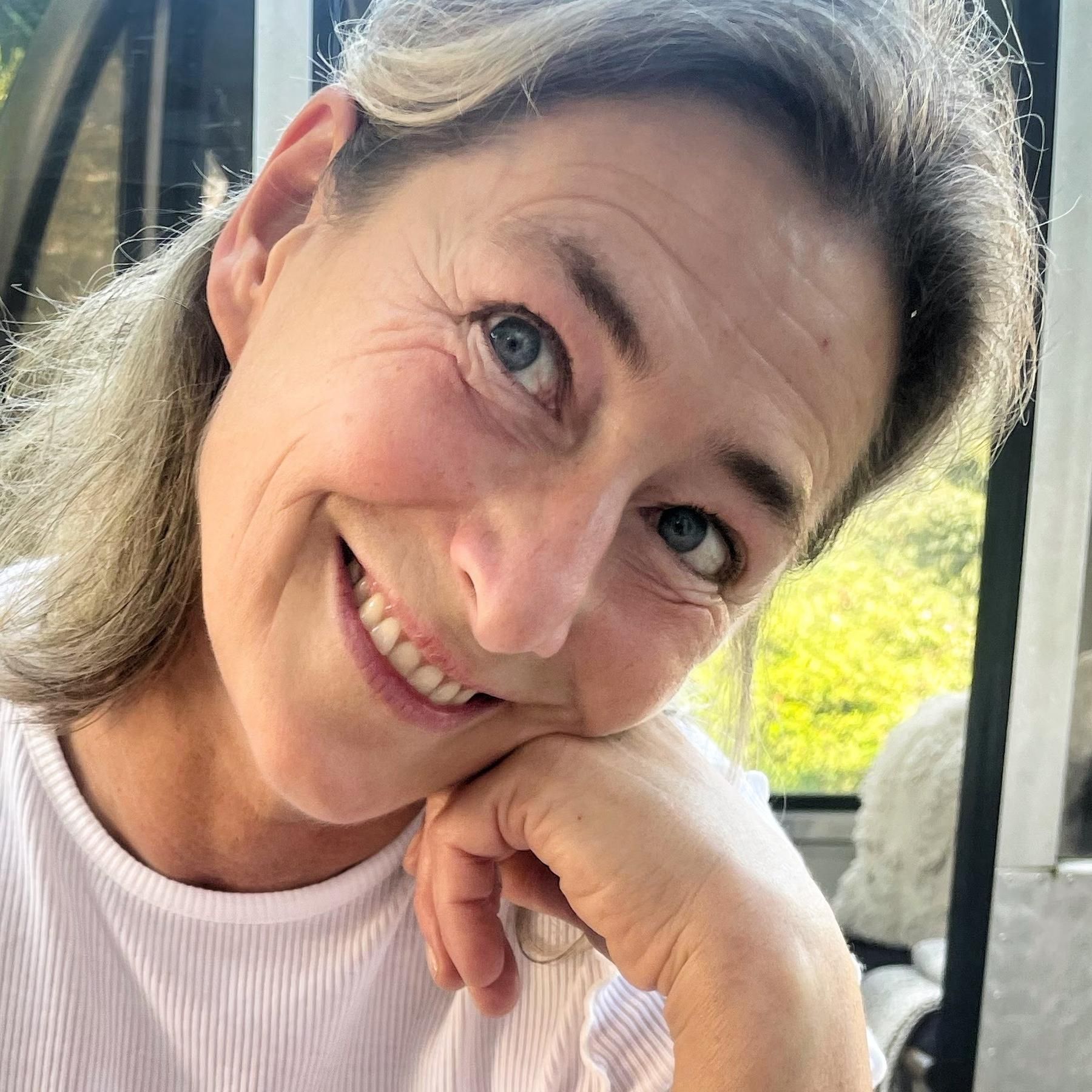 Monika Kreuzer, Kramerin: Dorfkramerin mit eigenem Hausl