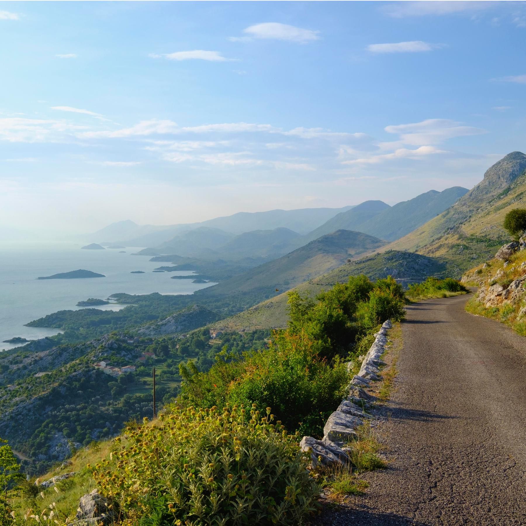 Montenegro: Autorin Julia Finkernagel über ihre Reisen “Ostwärts”, Bären und Kloster Ostrog