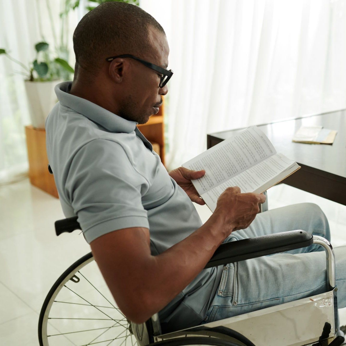 Neue Bücher von Dana Grigorcea, Elli Unruh, Christoph Peters und Siri Hustvedt