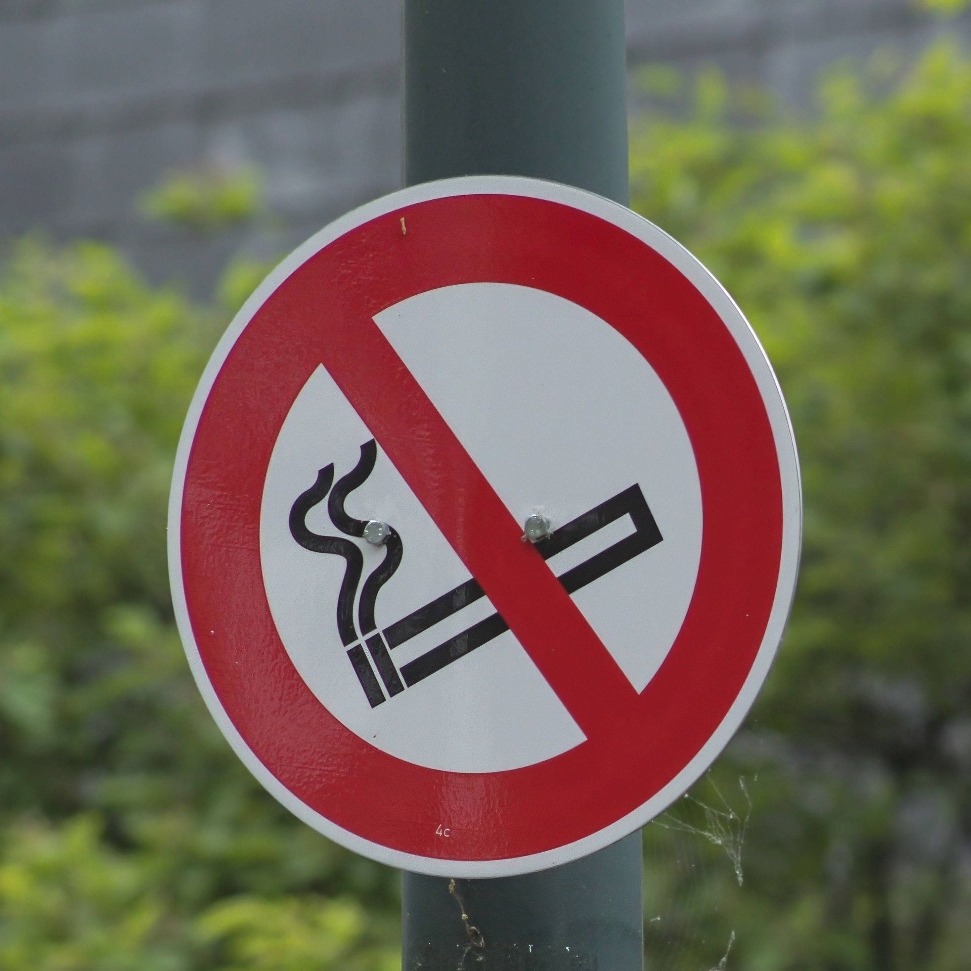 Nikotinsucht – Was bringt ein Rauchverbot im Freien?