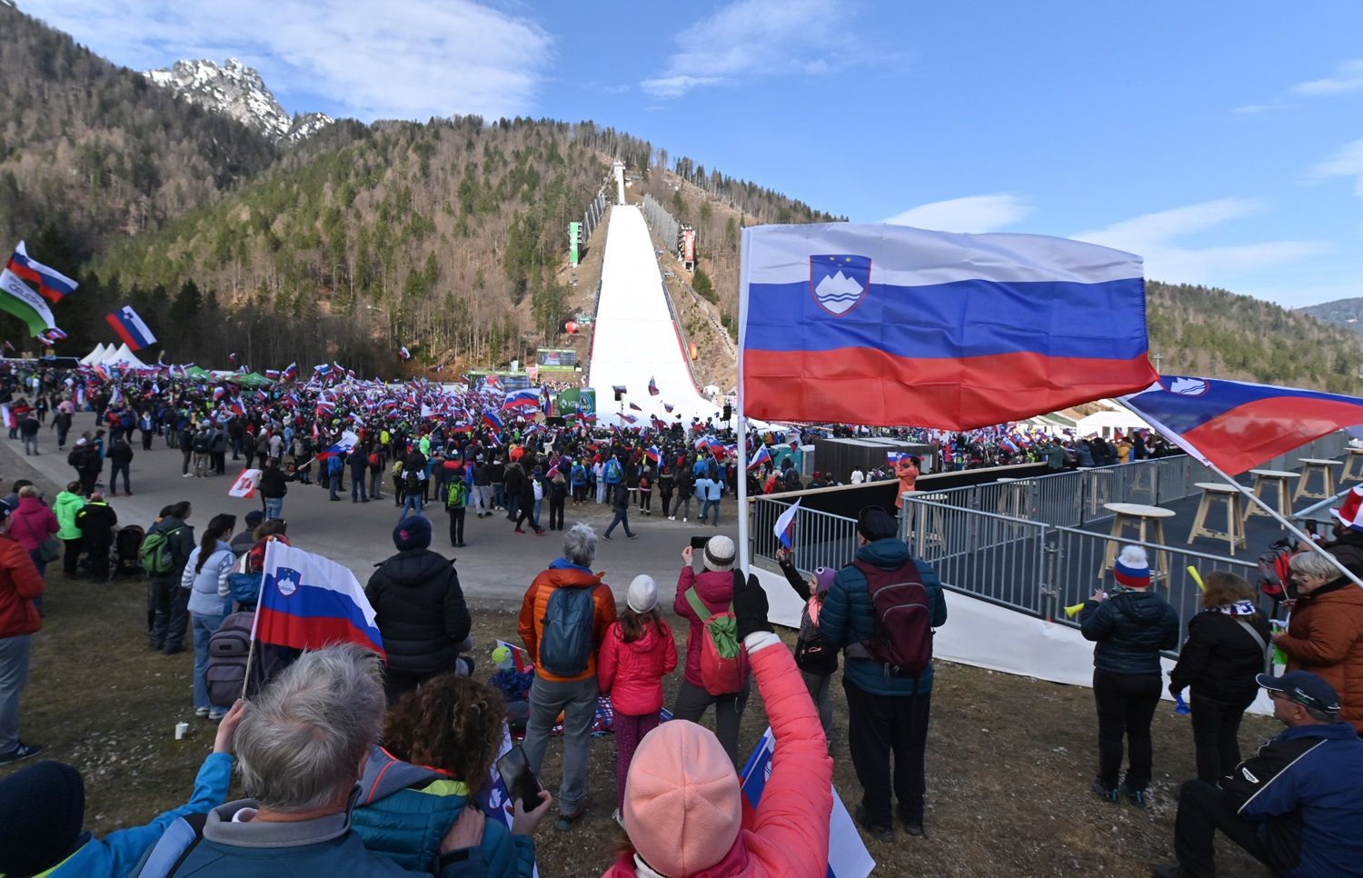 Party, Pero-Abschied und Präparierungsdebatten in Planica