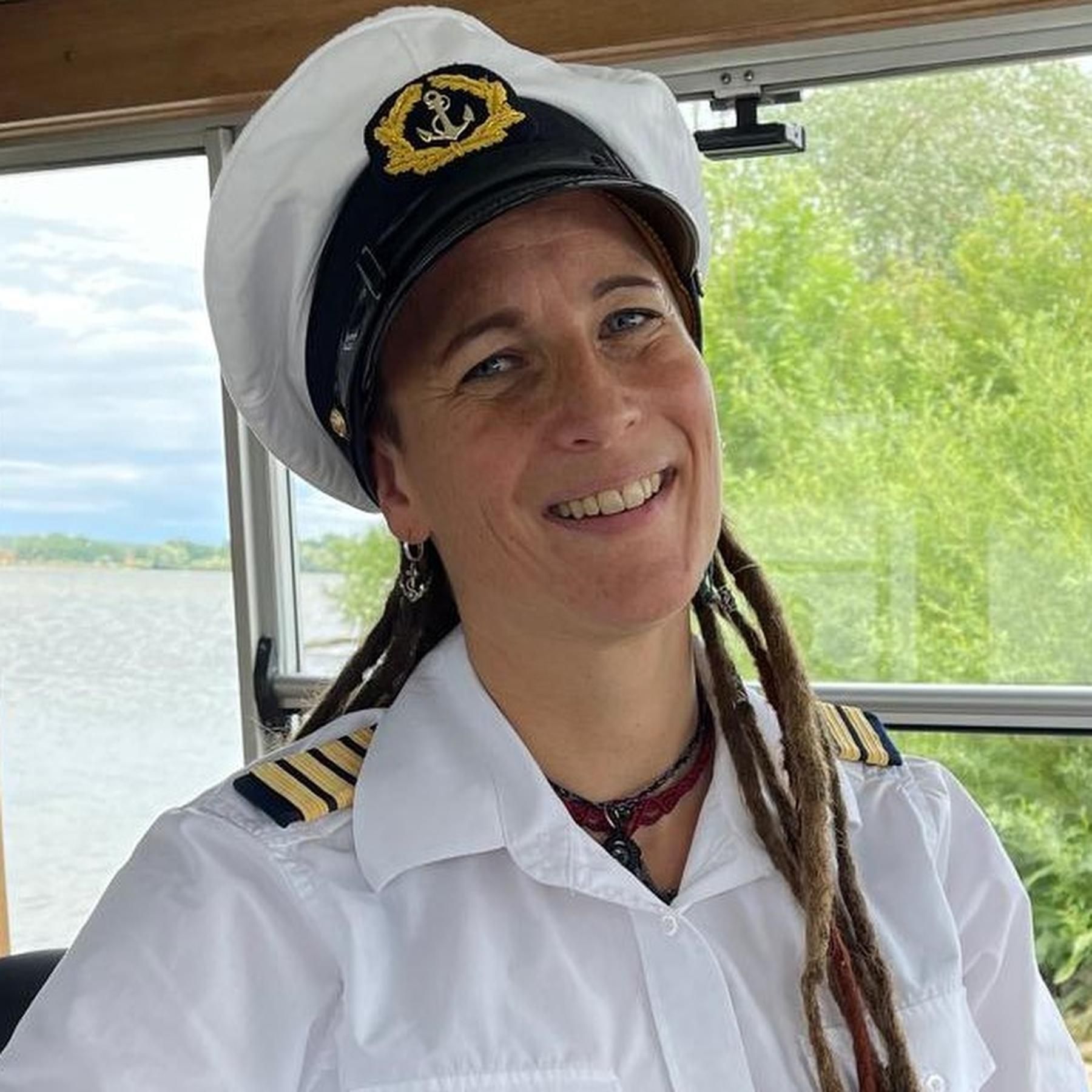 Phoebe Preiß, Kapitänin auf der MS Altmühlsee: spielt mit dem Feuer