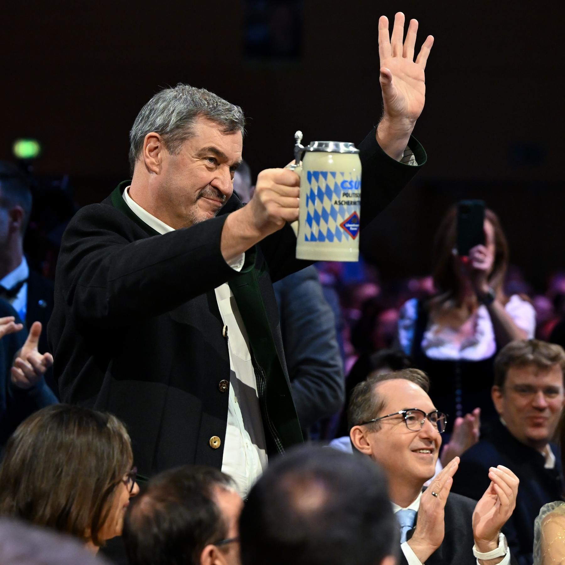 Politischer Aschermittwoch in Bayern: Bierzelt, Brezn und verbale Watschn