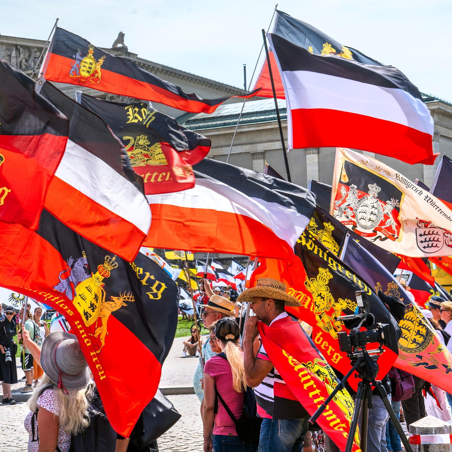 "Reichsbürger" - Sie träumen vom Reich. Aber von welchem?