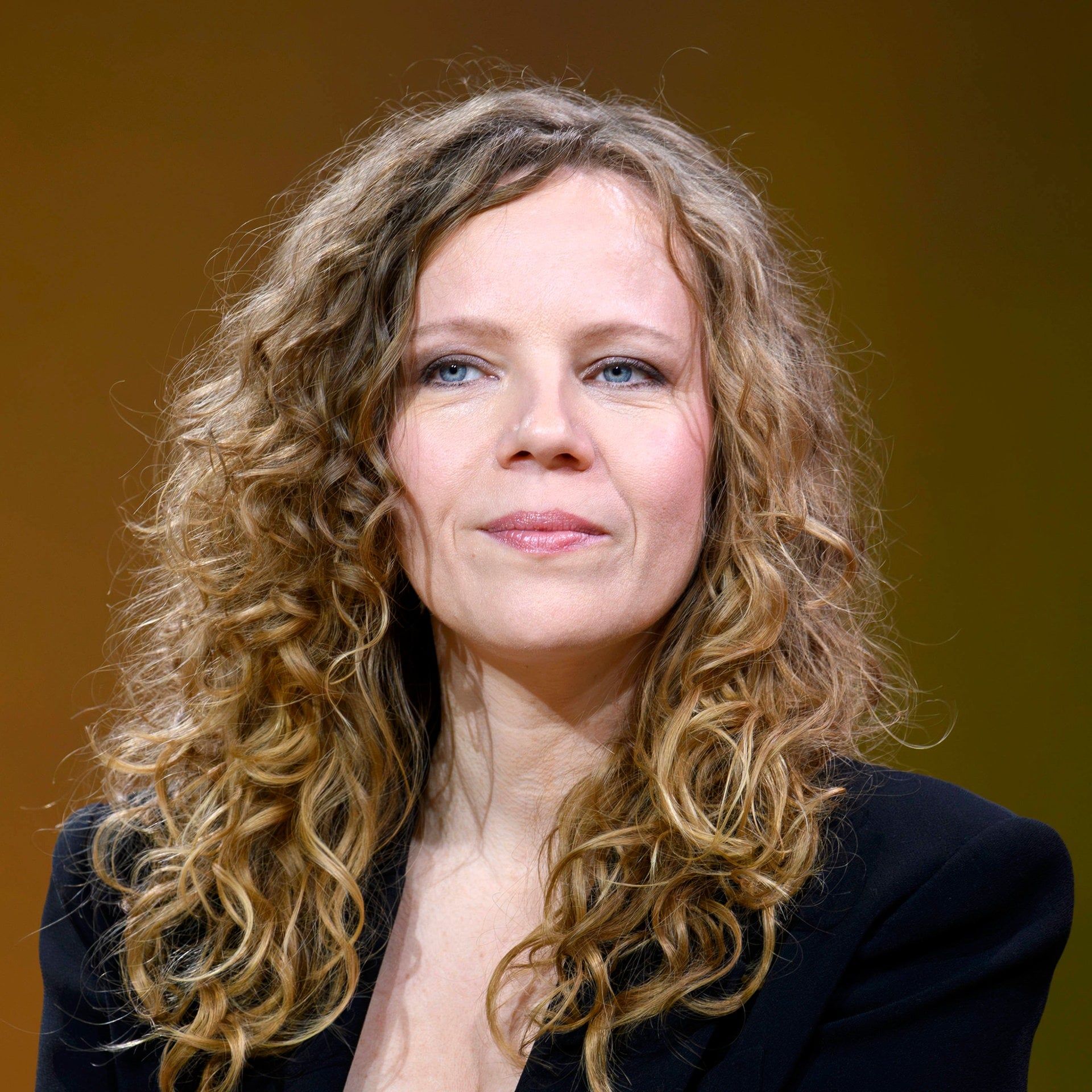 Runter vom Sofa! Demokratie-Training mit Satirikerin Sarah Bosetti