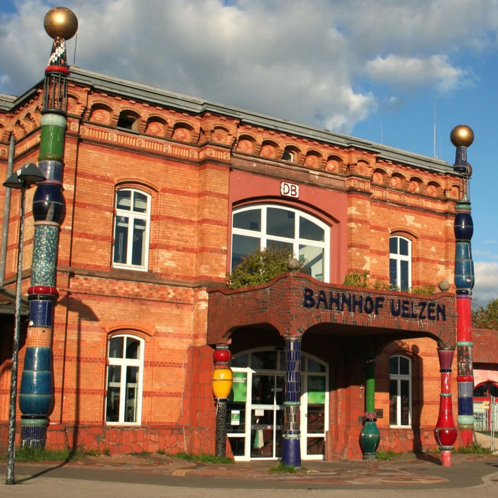 Schöne Formen und viele Farben - der Hundertwasser-Bahnhof Uelzen