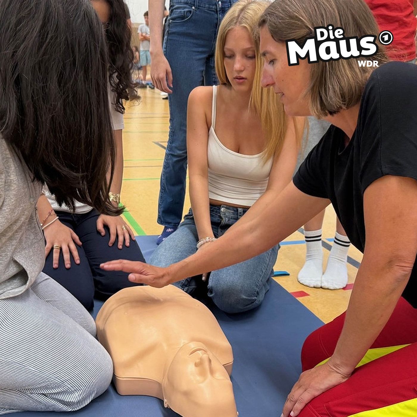 Schüler und Schülerinnen werden zu Lebensrettern ausgebildet