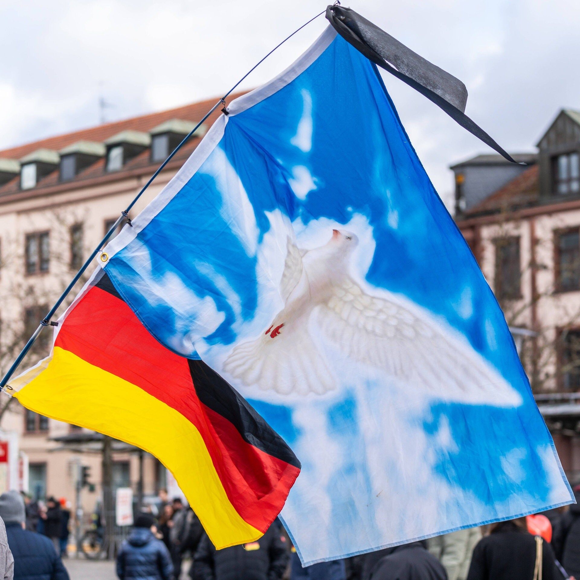 Schwerter statt Pflugscharen – Was bedeutet Pazifismus heute?