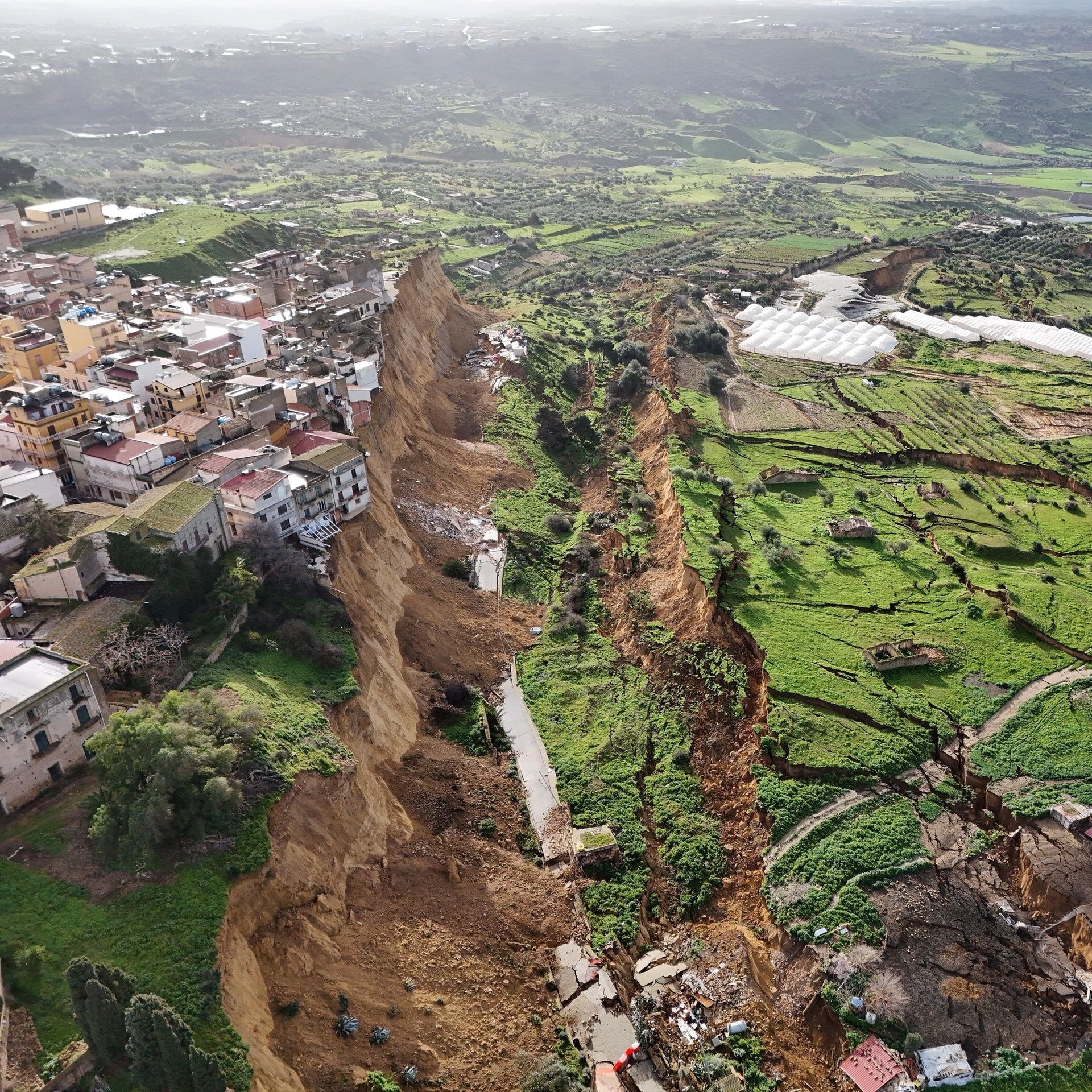 Sizilianische Stadt rutscht ins Meer: Kann man derartige Erdrutsche verhindern?