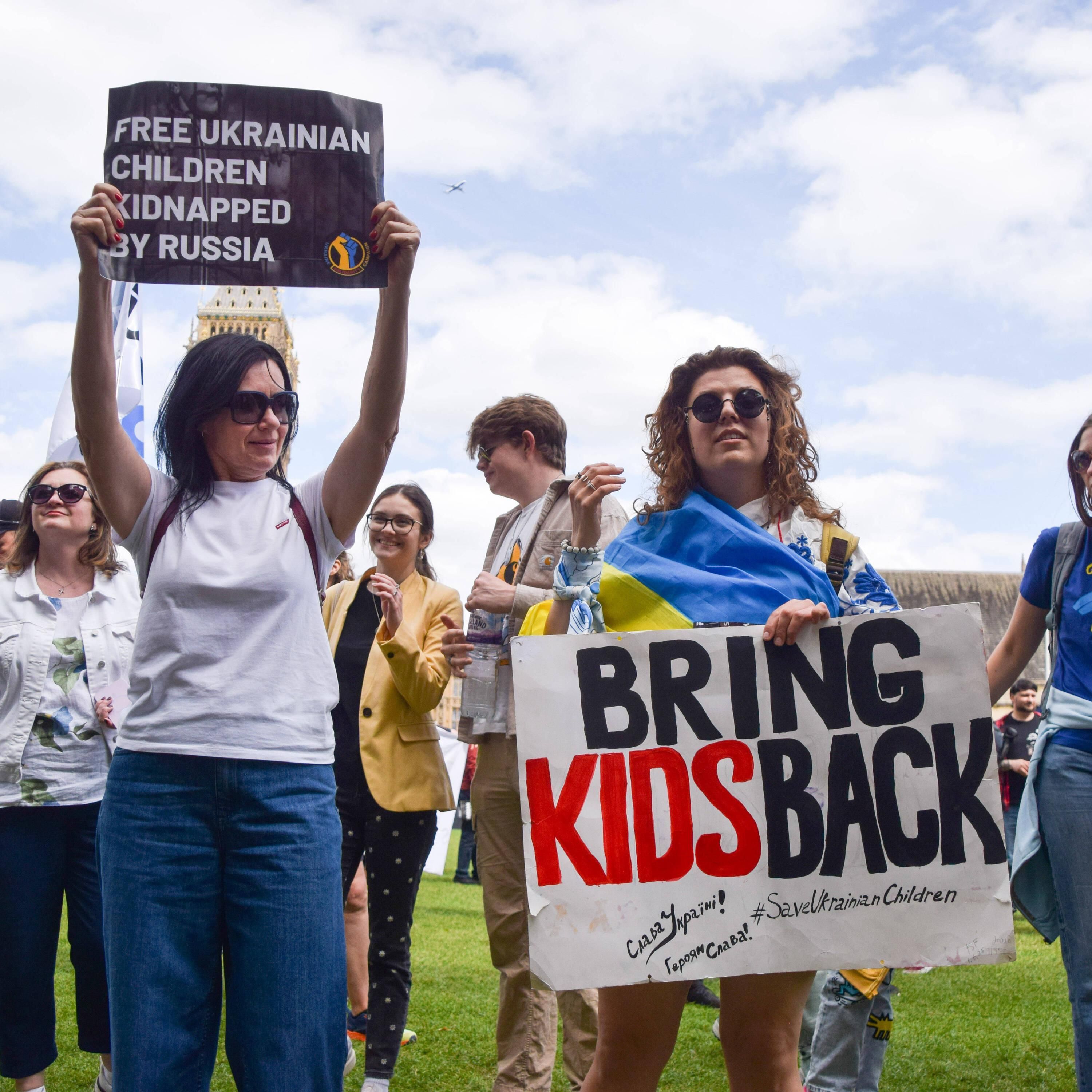 "Sklavenkatalog": So bietet Russland verschleppte ukrainische Kinder zur Adoption an