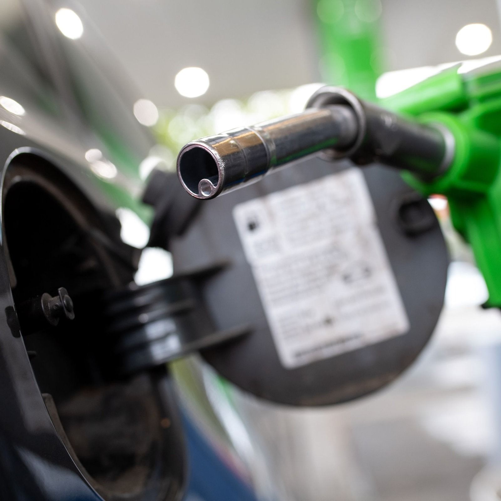 Sprit und Heizöl teurer: Wie Kunden und Unternehmen reagieren