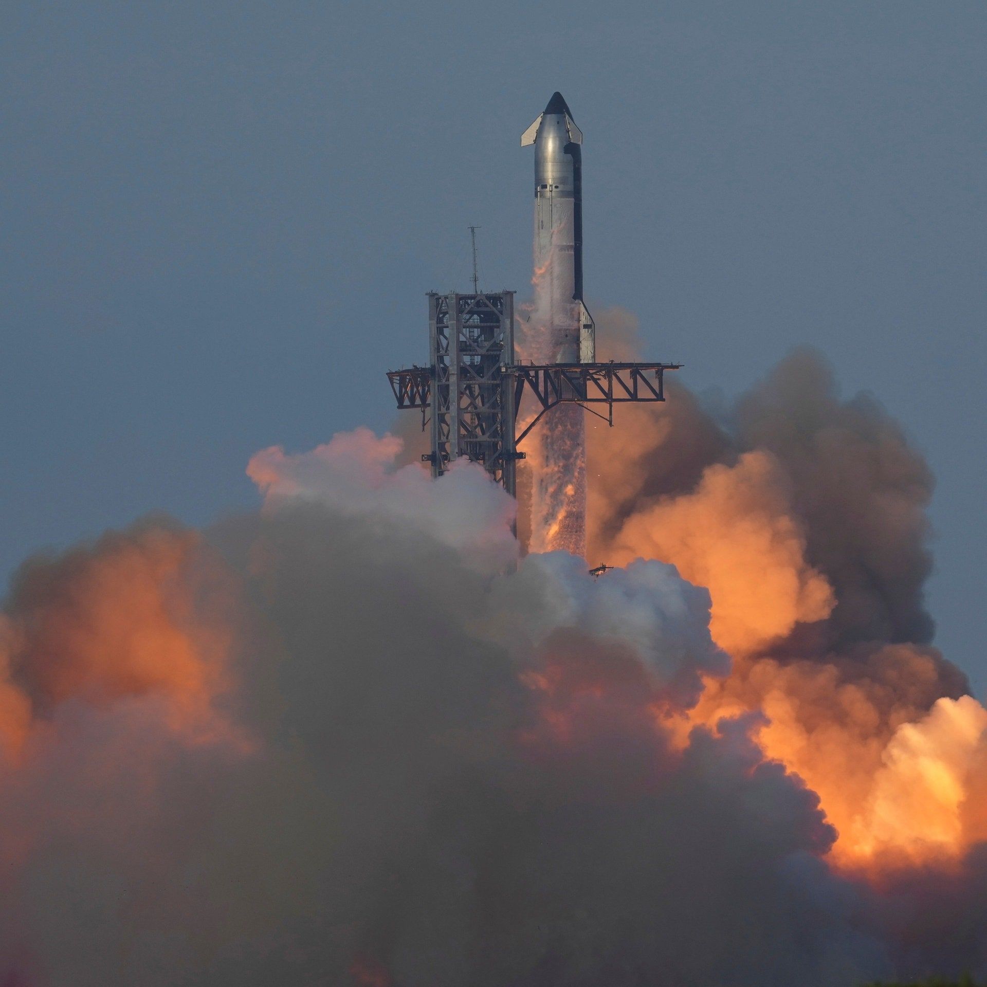 Starship: Zehnter Testflug erfolgreich – mit Explosion