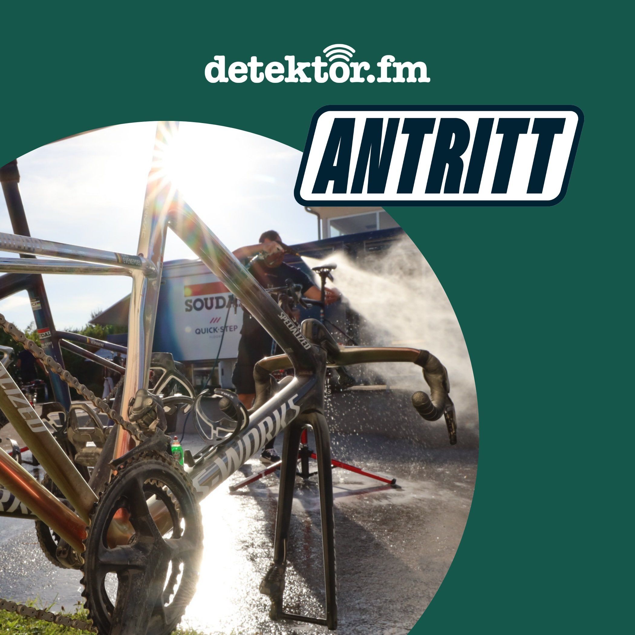 Tandem: Teammechaniker putzt Profiräder und Straßenverkehrsgesetz