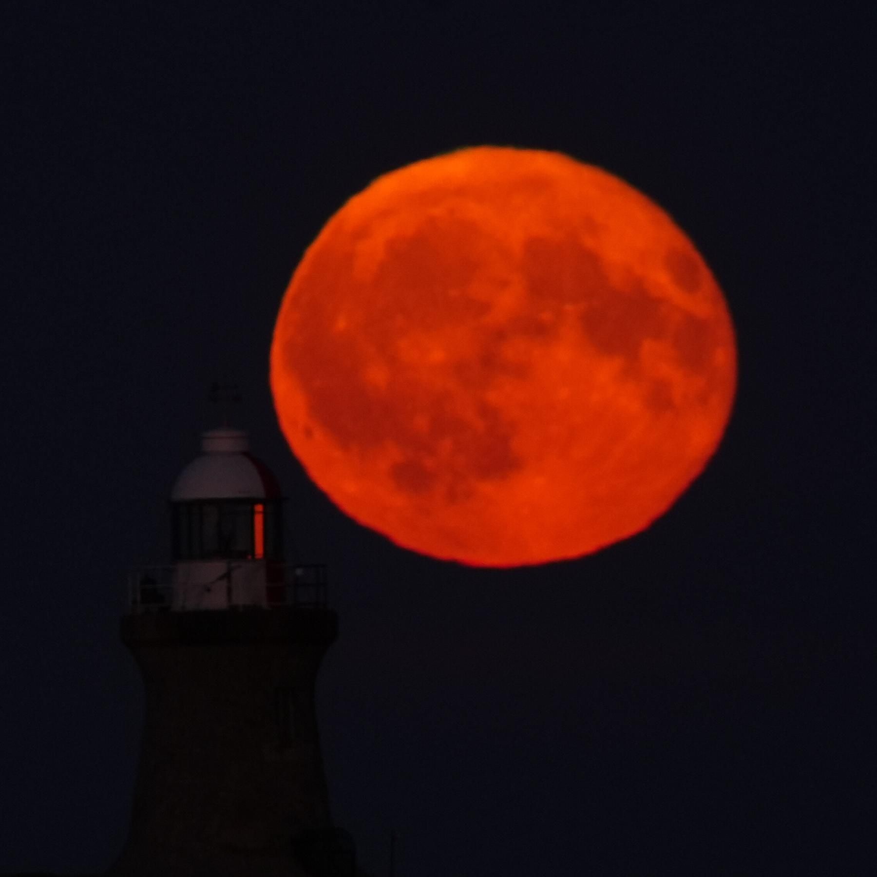 Totale Mondfinsternis: deshalb wird der Vollmond glutrot - Herbstviereck | Sternenhimmel im September