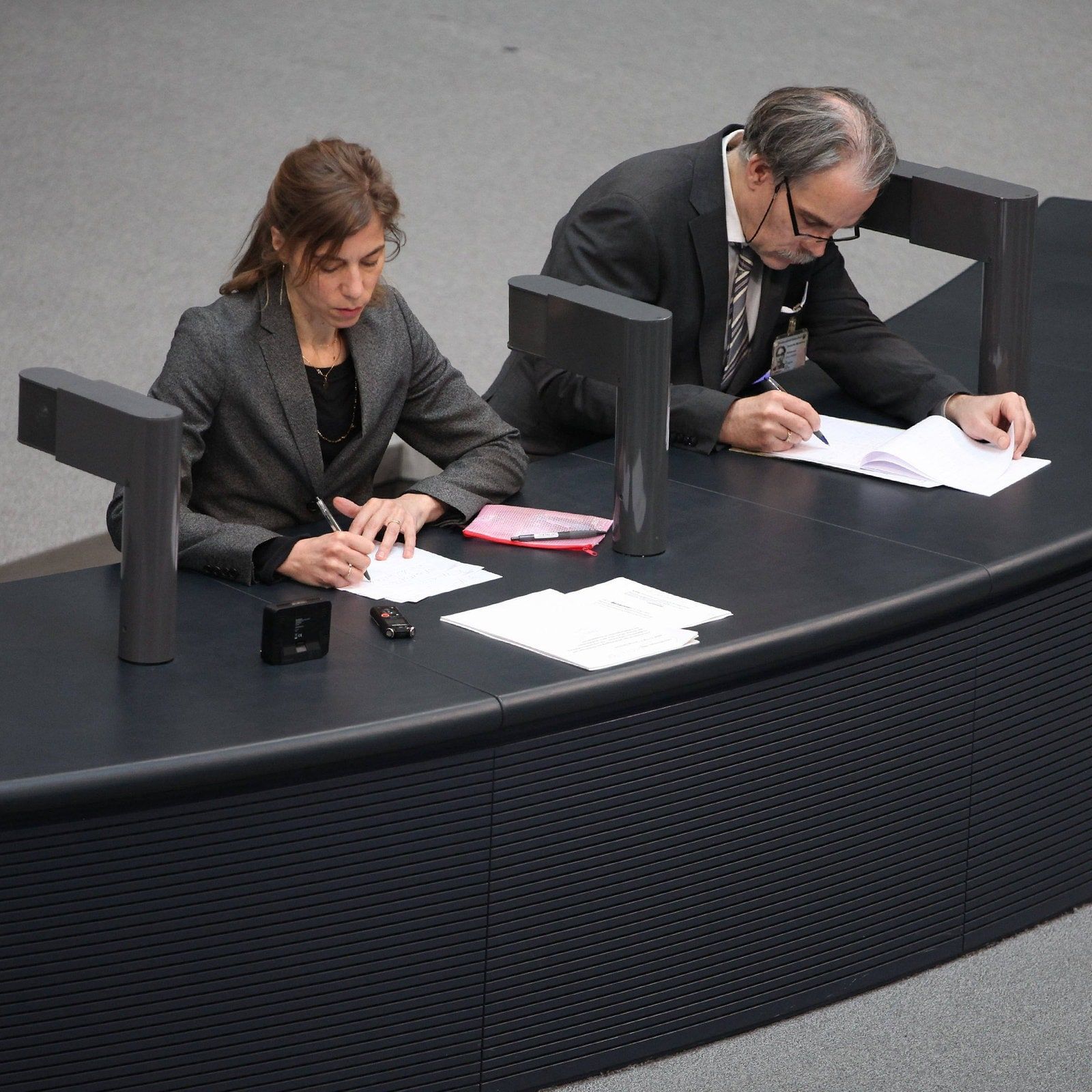 Trotz Video und KI: Warum der Bundestag auf Stenografen setzt