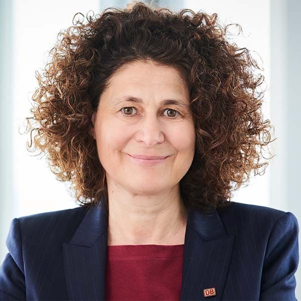 “Umsteigen im Kopf”: Wie Bahn-Vorständin Stefanie Berk Geschäftsreisende auf die Schiene holen will.