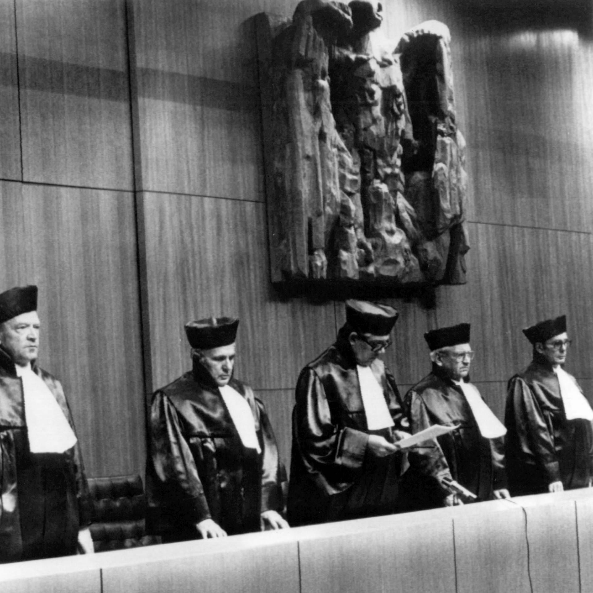 Urteil: Bundesregierung muss nicht Terroristen nachgeben, um Leben zu retten | 16.10.1977