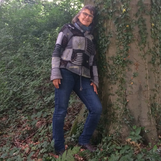 Viel mehr als Bäume umarmen: Mit Waldbaden den Alltag vergessen, Stresslevel senken und auftanken.