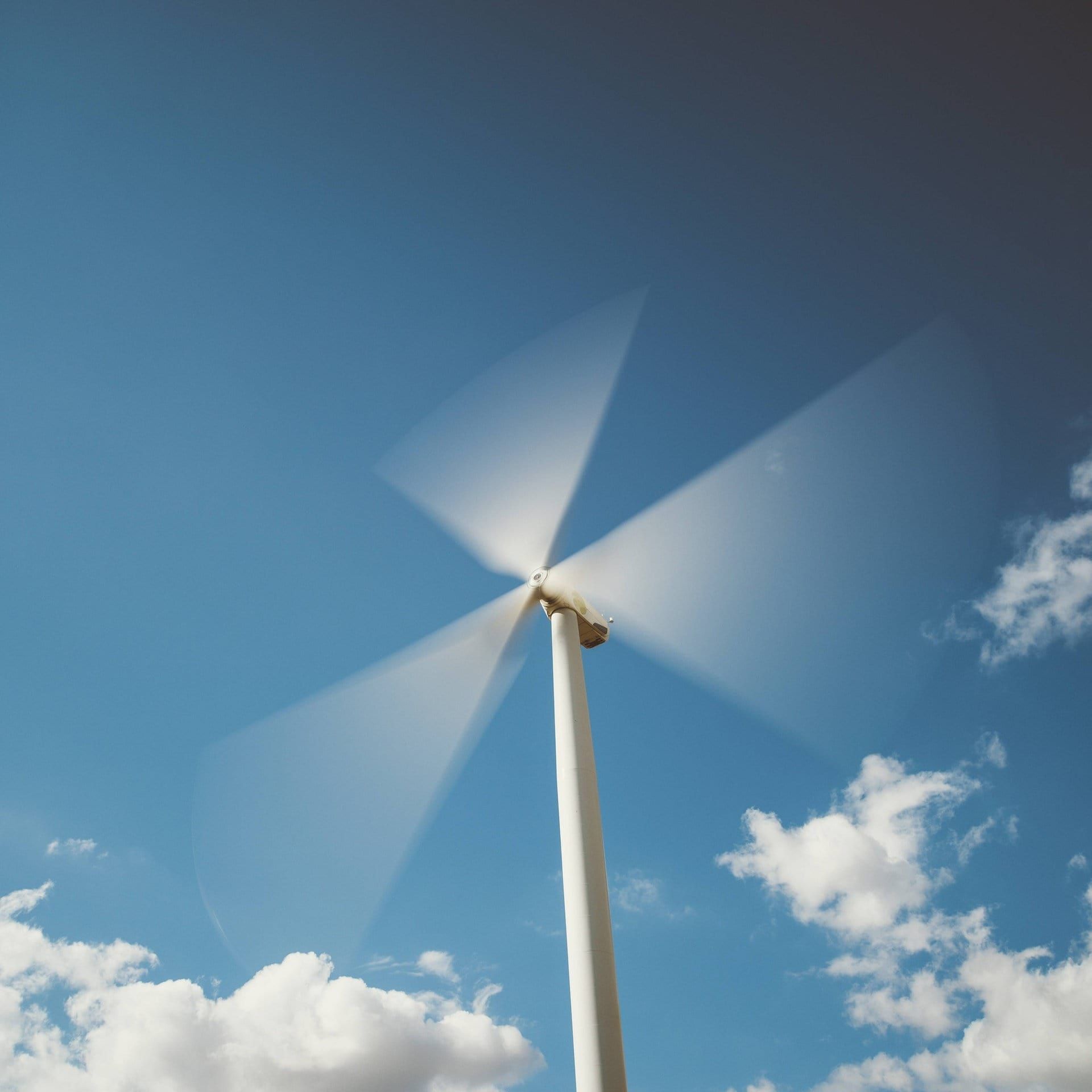 Warum drehen sich Windräder immer im Uhrzeigersinn?