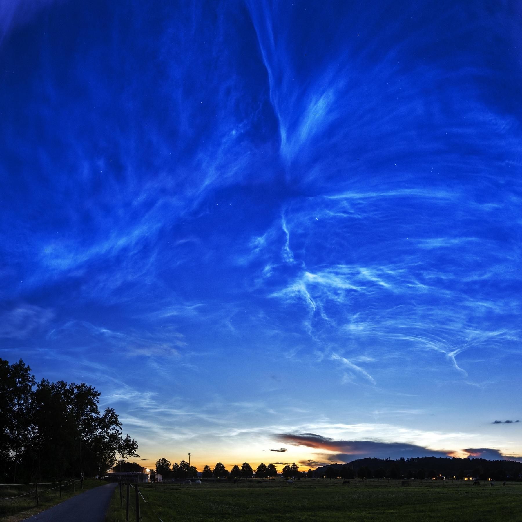 Warum leuchten die Wolken nachts im Juli? - Der Sternenhimmel