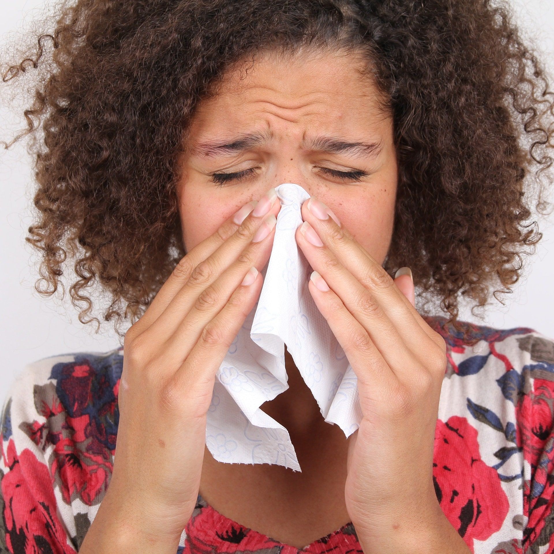 Warum schließen wir beim Niesen die Augen?