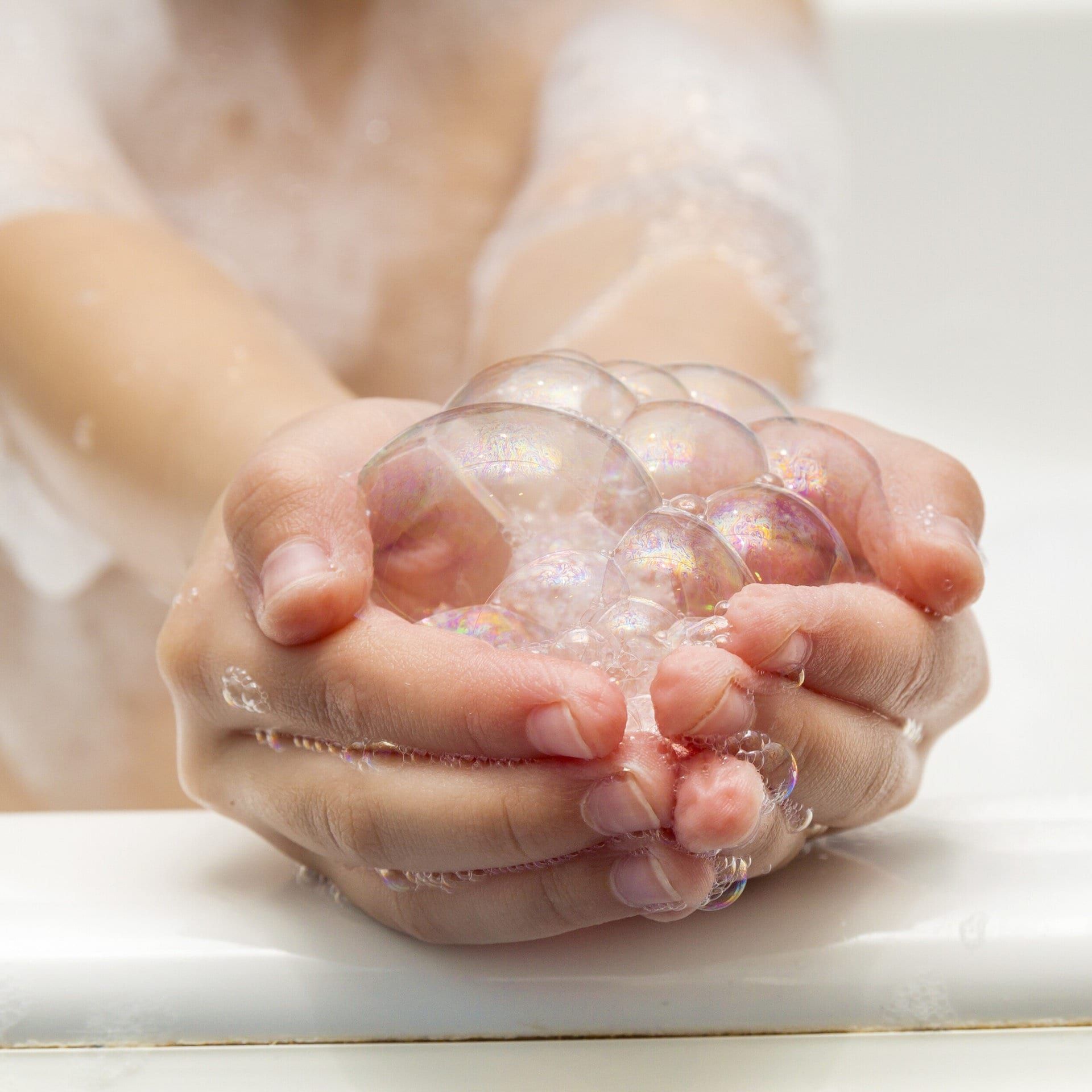 Warum sind Schaumblasen in der Badewanne stabiler als Seifenblasen?