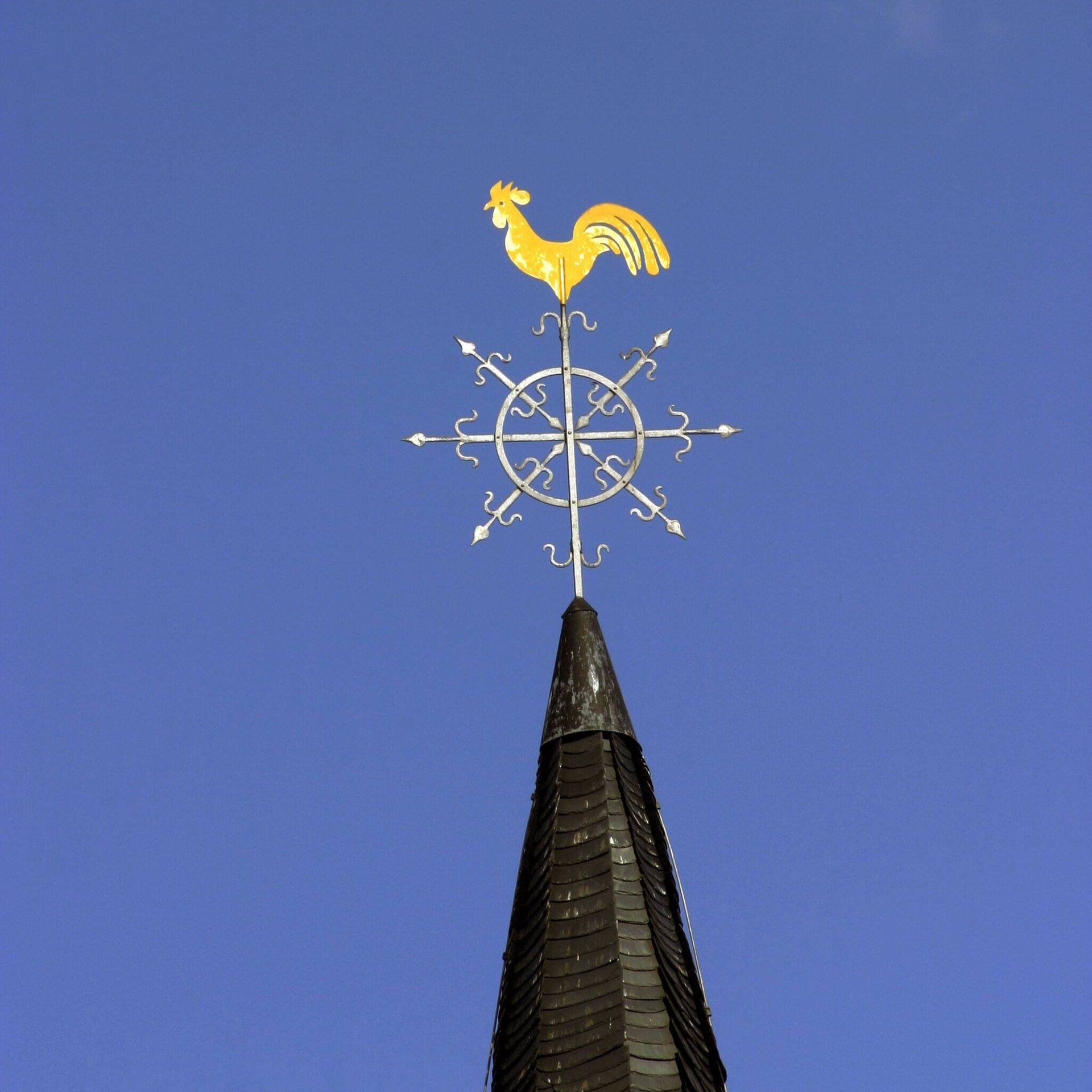Was bedeutet der Hahn auf einem Kirchturm?