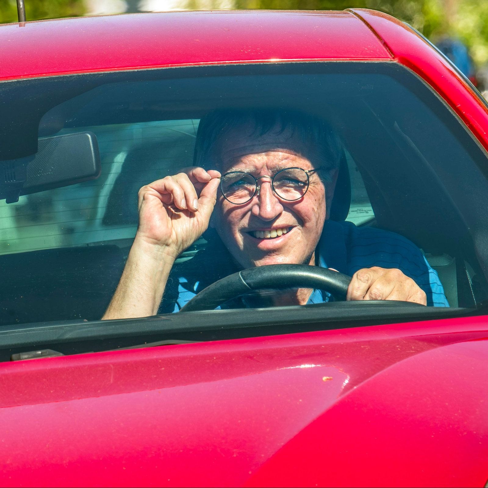 Wenn die tiefstehende Sonne Autofahrer blendet