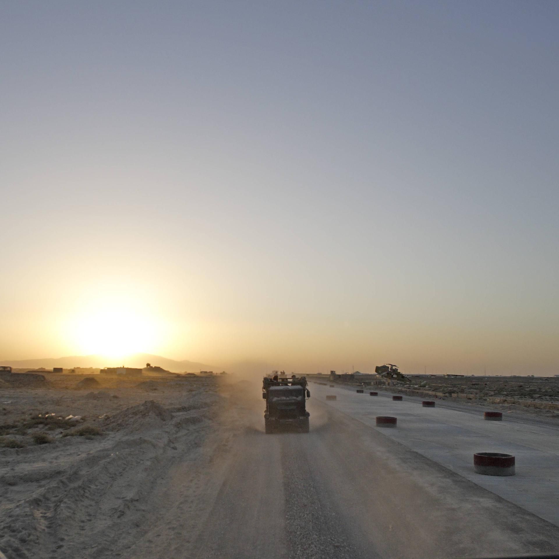 Wer die Hunde weckt (1/2) - Investigativer Politthriller