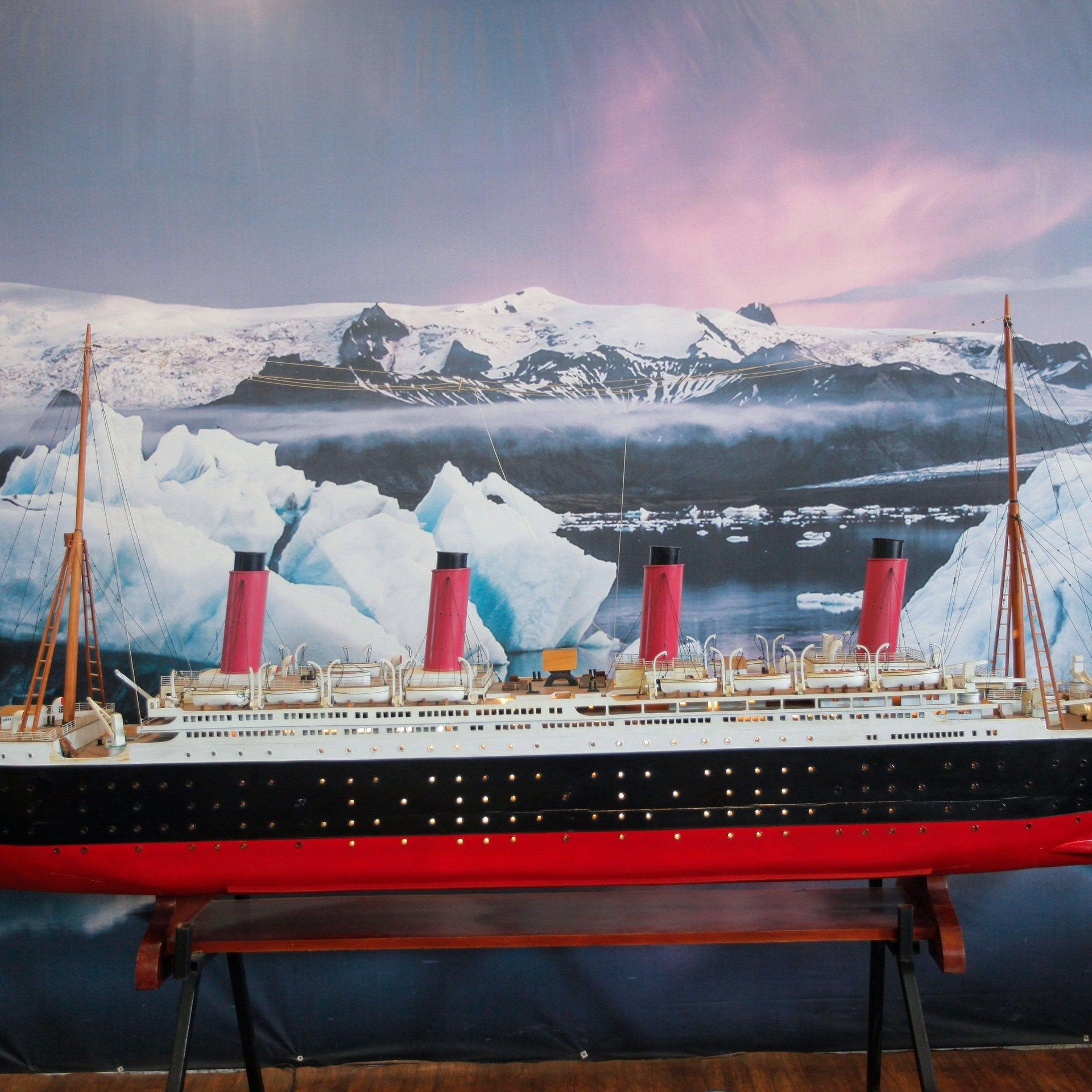 Wie misst man das Gewicht eines Schiffes – beispielsweise der "Titanic"?