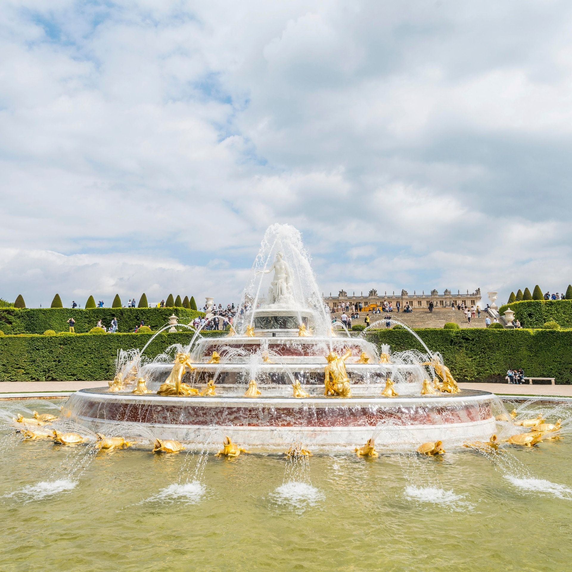 Wie wurden früher Wasserspiele und Fontänen ohne elektrische Pumpen betrieben?