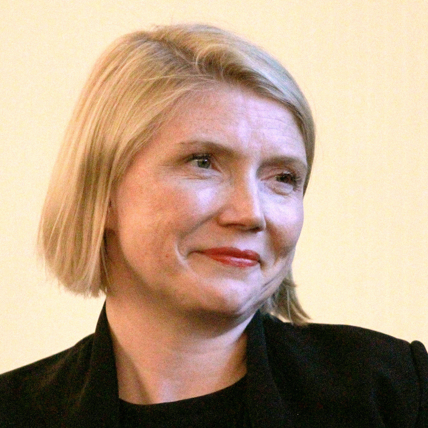 "Wir müssen sehr stark und eilig in allen Bereichen nachsteuern" | Cathryn Clüver Ashbrook, Politologin