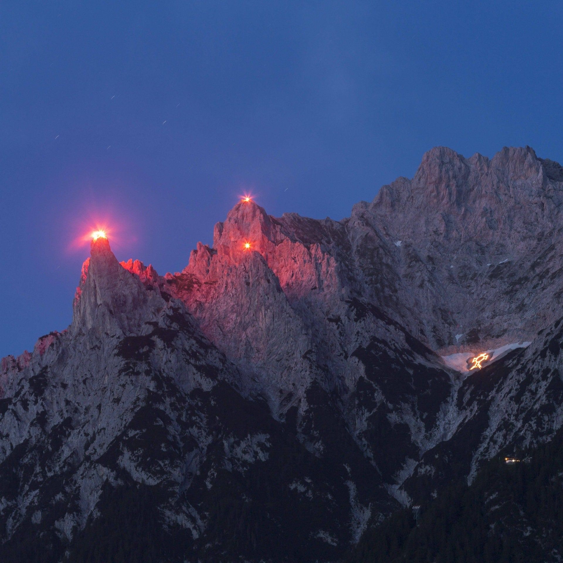 Woher kommt der Brauch der Sonnwendfeuer in den Alpen?