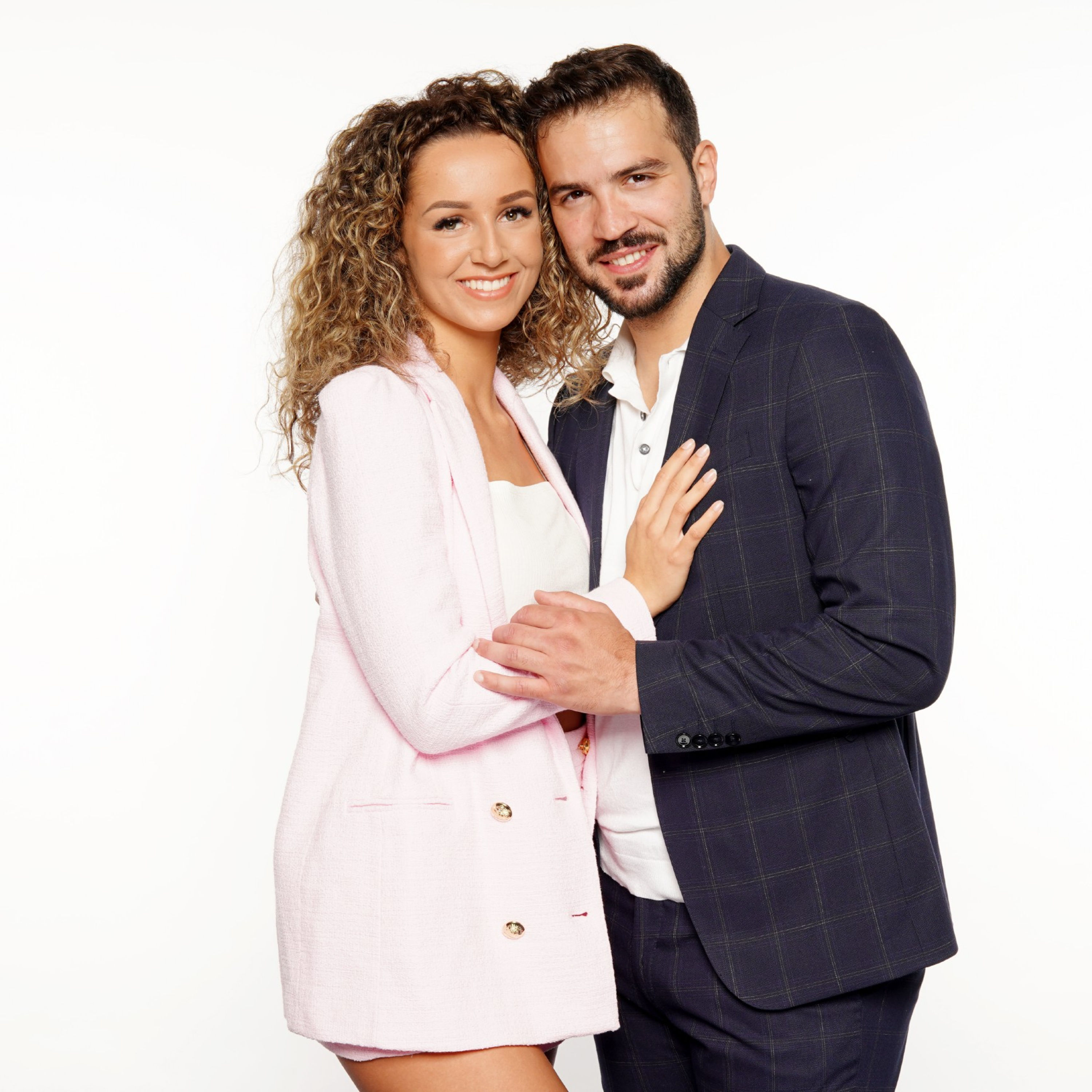Yasin Clingir und Samira Clingir vor dem „Sommerhaus der Stars“