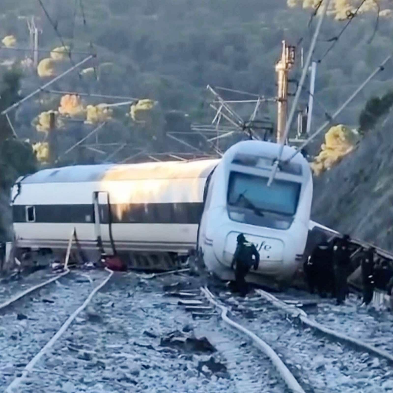 Zugunglück in Spanien: Viele Tote und schwierige Bergung