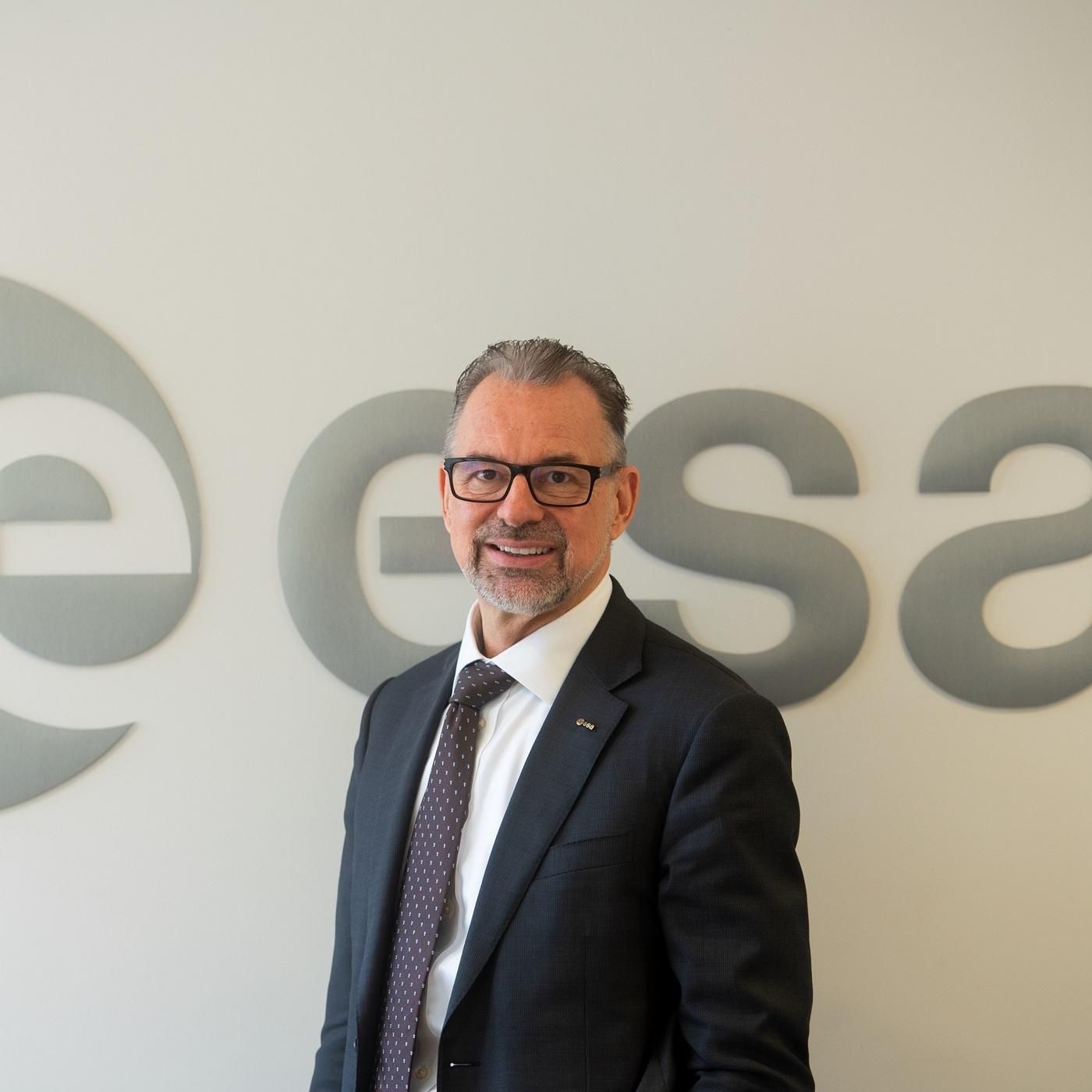 Zum Mond und zurück - mit 15 Euro: ESA-Chef Aschbacher über die Revolution im Weltall