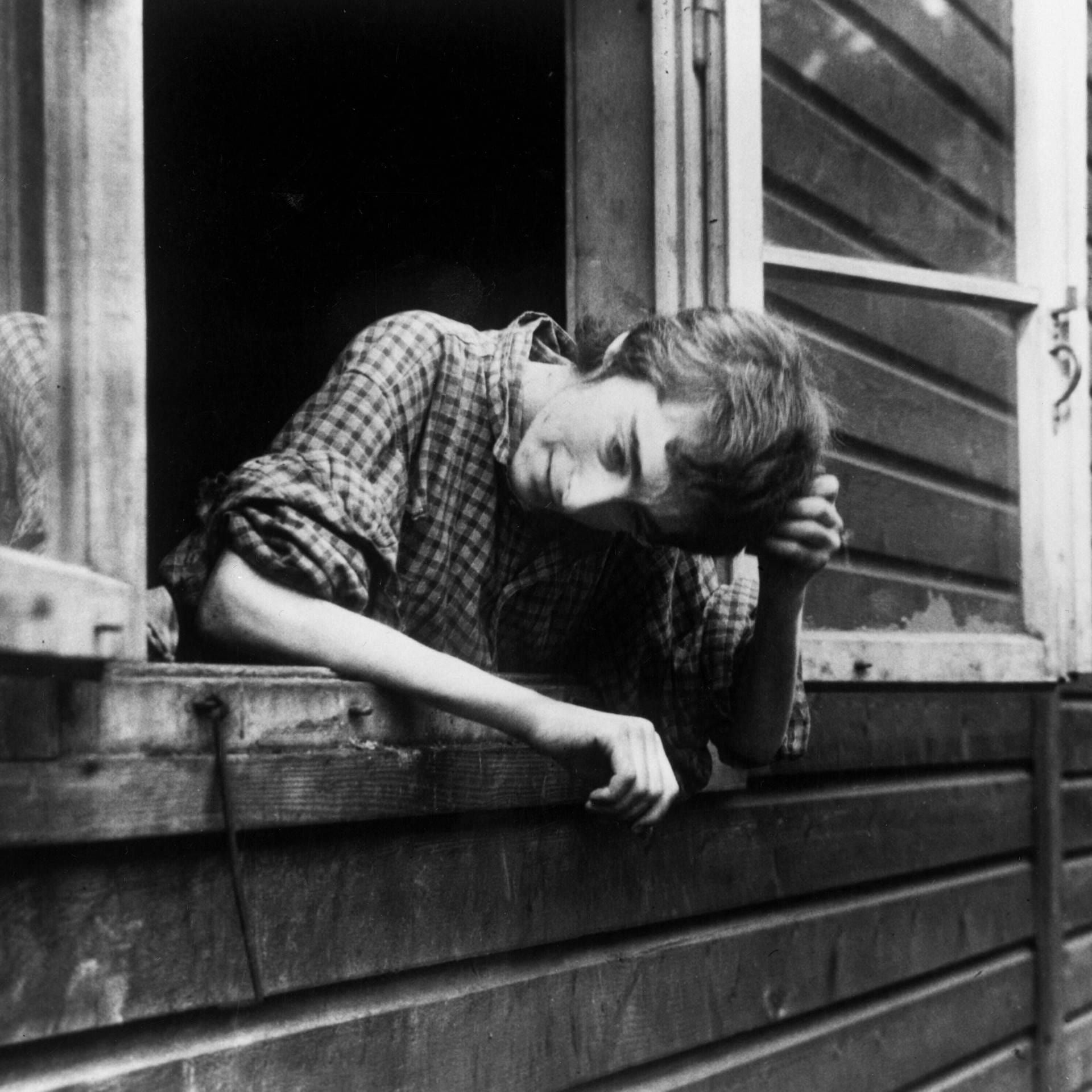 Zwei Mädchen nach ihrer Befreiung aus Bergen-Belsen im BBC-Interview | 15.4.1945